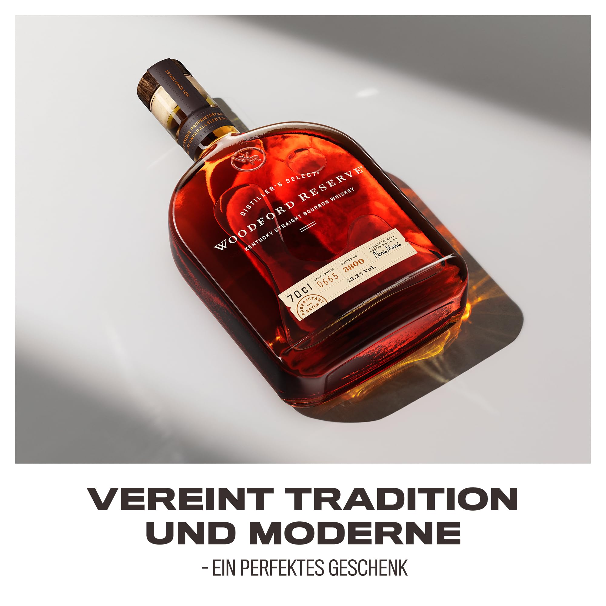Woodford Reserve Bourbon Whiskey - Ein hochwertiges Geschenk - Perfekt ausgewogen mit würzigen und süßen Noten von Früchten und Vanille - 0.7L/43.2% Vol.