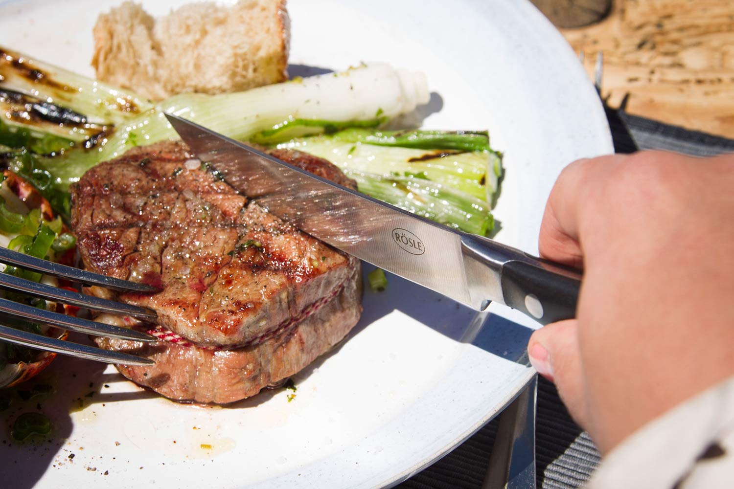 RÖSLE Servizio di 4 coltelli da bistecca di alta qualità con lama affilata in acciaio speciale e manico in POM, inclusa una pratica custodia in legno