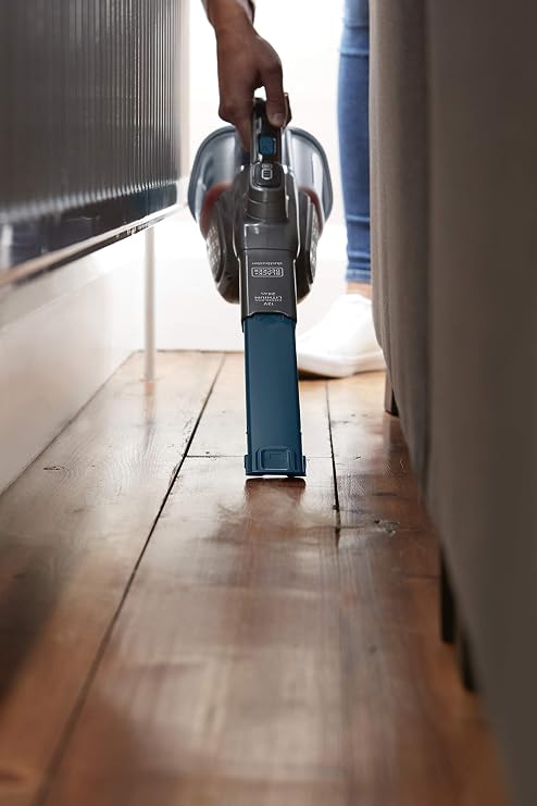 Black + Decker Lityum Dustbuster BHHV320B Cyclonic Action – 12 V, 25 AW, akülü el süpürgesi, çıkarılabilir derz başlığı ve şarj istasyonu – torbasız, kablosuz elektrikli süpürge – titanyum/mavi