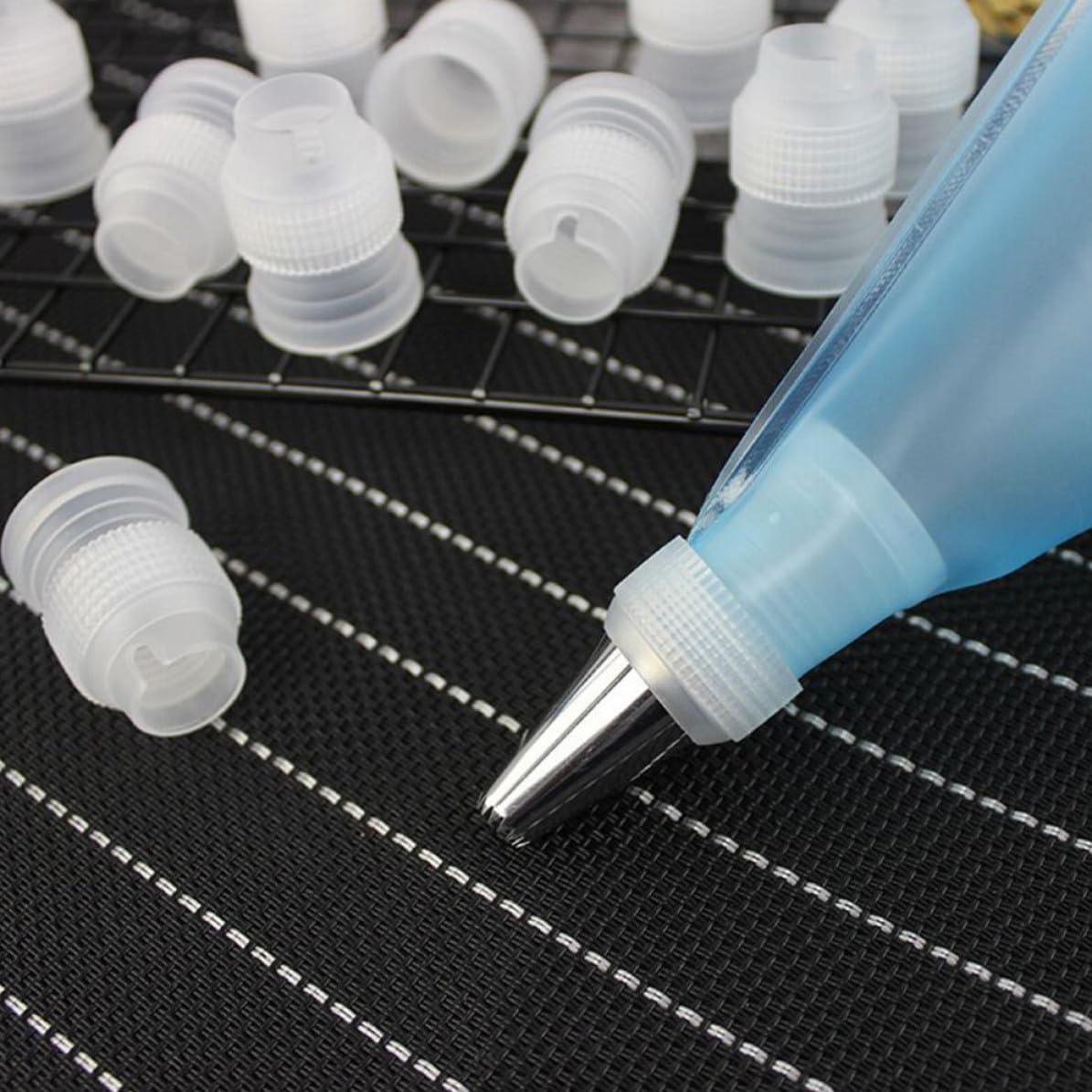 5pcs Cake Decorating Kit Icing Piping Bags Set with Comfortable Grip and Easy to Operate Eva and Pp Material for Home Baking and Professional Bakery