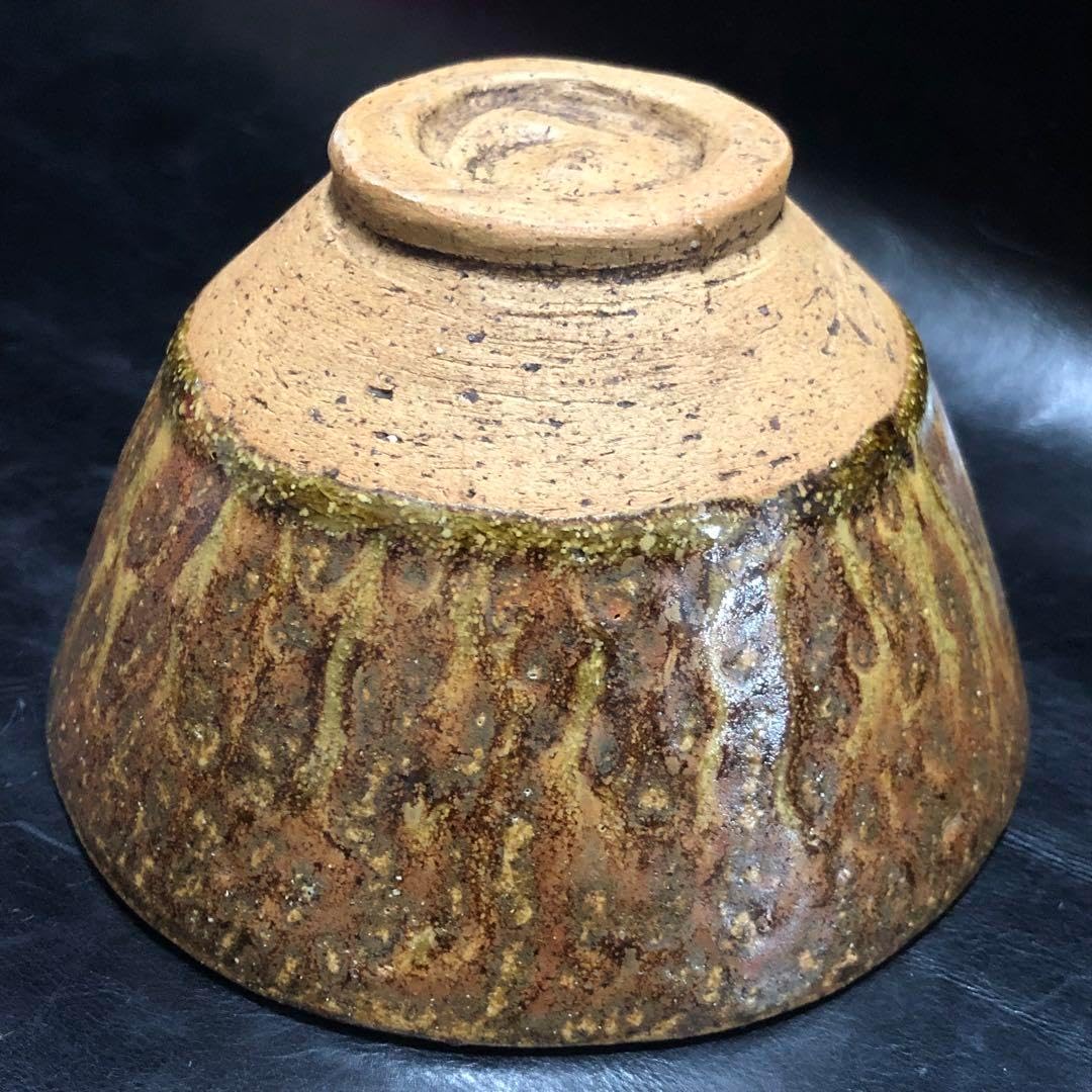 究極の美◆蔵から美しいマダラの荒々しい釉薬のかけられた抹茶茶碗が出て来ました。 究極の美蔵から美しいマダラの荒々しい釉薬のかけられた