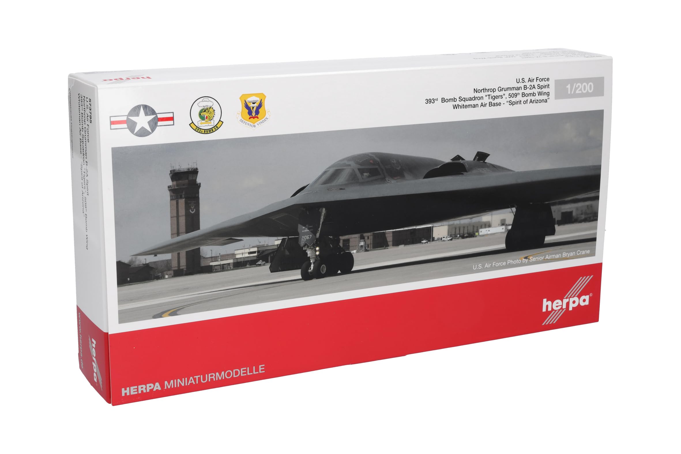 Herpa modèle réduit Avion Militaire U.S. Air Force Northrop Grumman B-2A Spirit – 393rd Bomb Squadron « Tigers », Miniature à l’échelle 1:200, pièce de Collection, modèle d’Avion sans Socle, métal