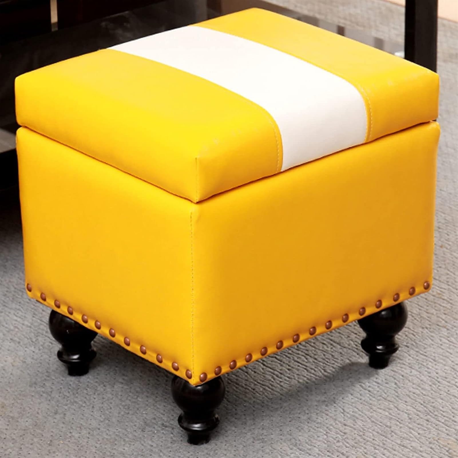 Repose-pieds carré en cuir et rivets pour salon