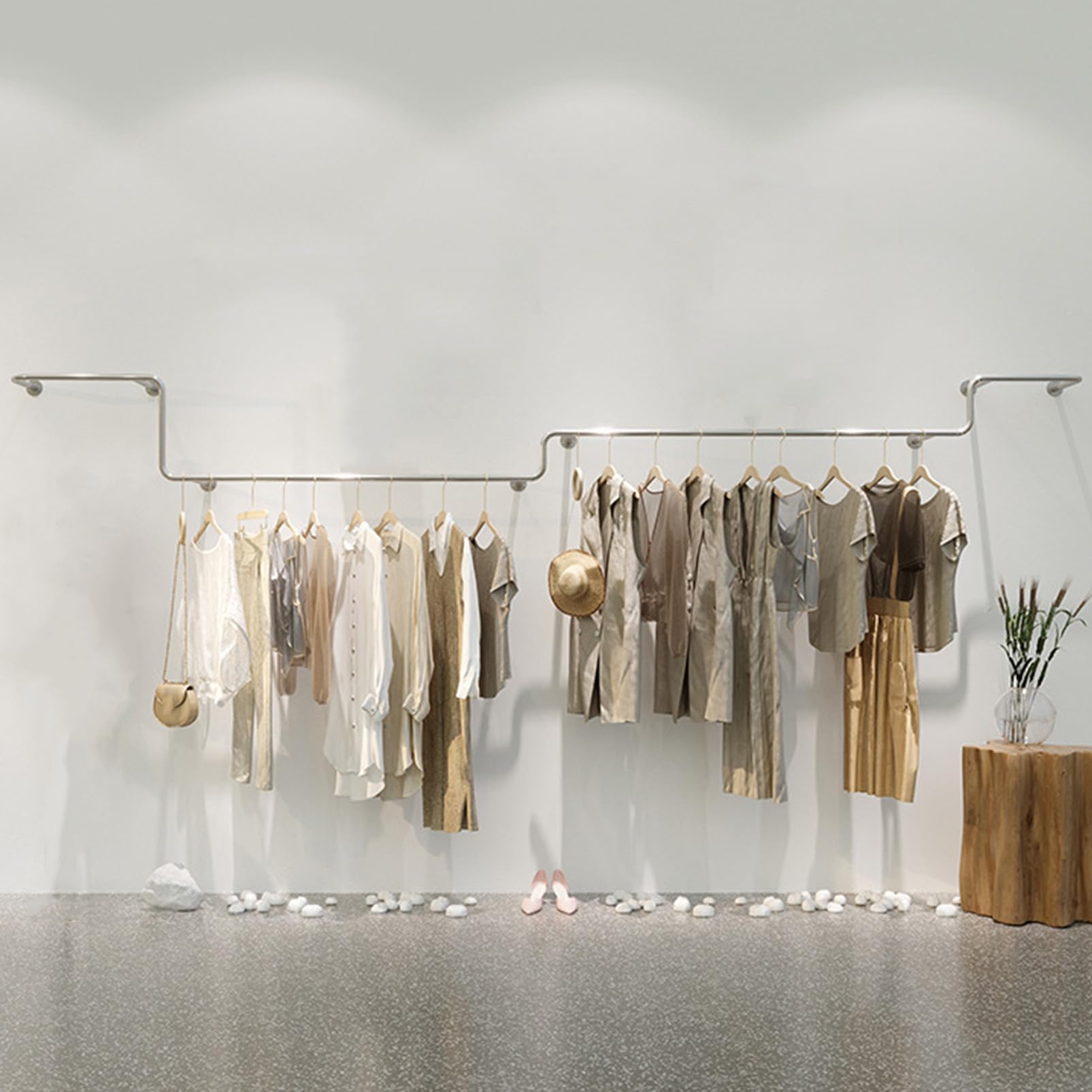 Présentoir pour vêtements en tuyaux contre le manque de place en dressing