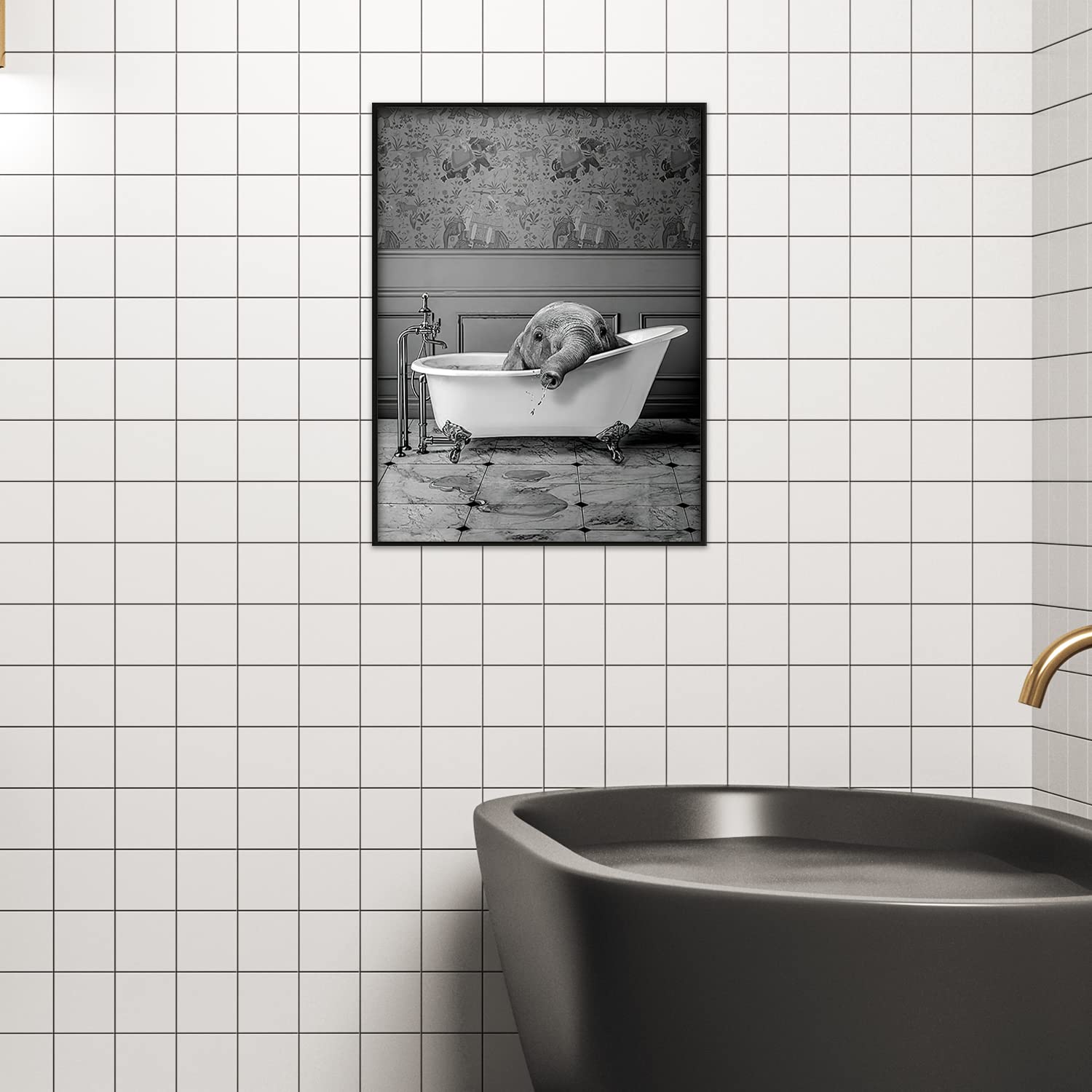 Tableau Toile 'Ours Dans Baignoire à Bulles' - Cadré, Prêt à Accrocher - Art Mural Décalé