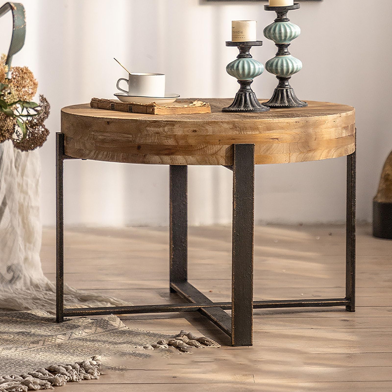 Tavolino Da Caffè Rotondo In Legno Di Mango The Urban Port, Piano Intagliato E Gambe In Ferro Nero