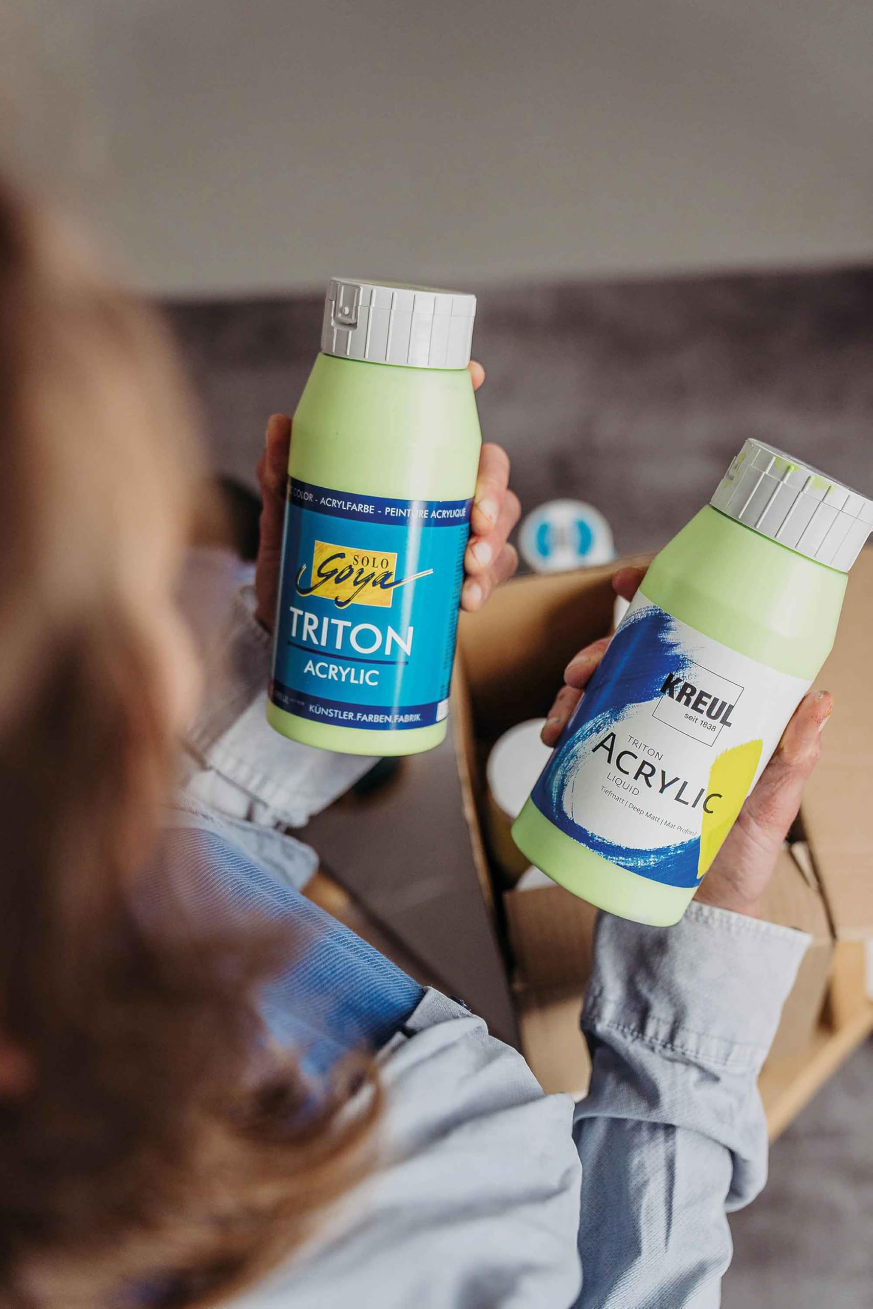 KREUL 17800 - Triton Acrylic Liquid im Powerpack, Set mit 8 x 750 ml Farbe, Hochwertige Künstler-Acrylfarben in Studienqualität mit leicht fließendem Charakter, in praktischer Tragebox