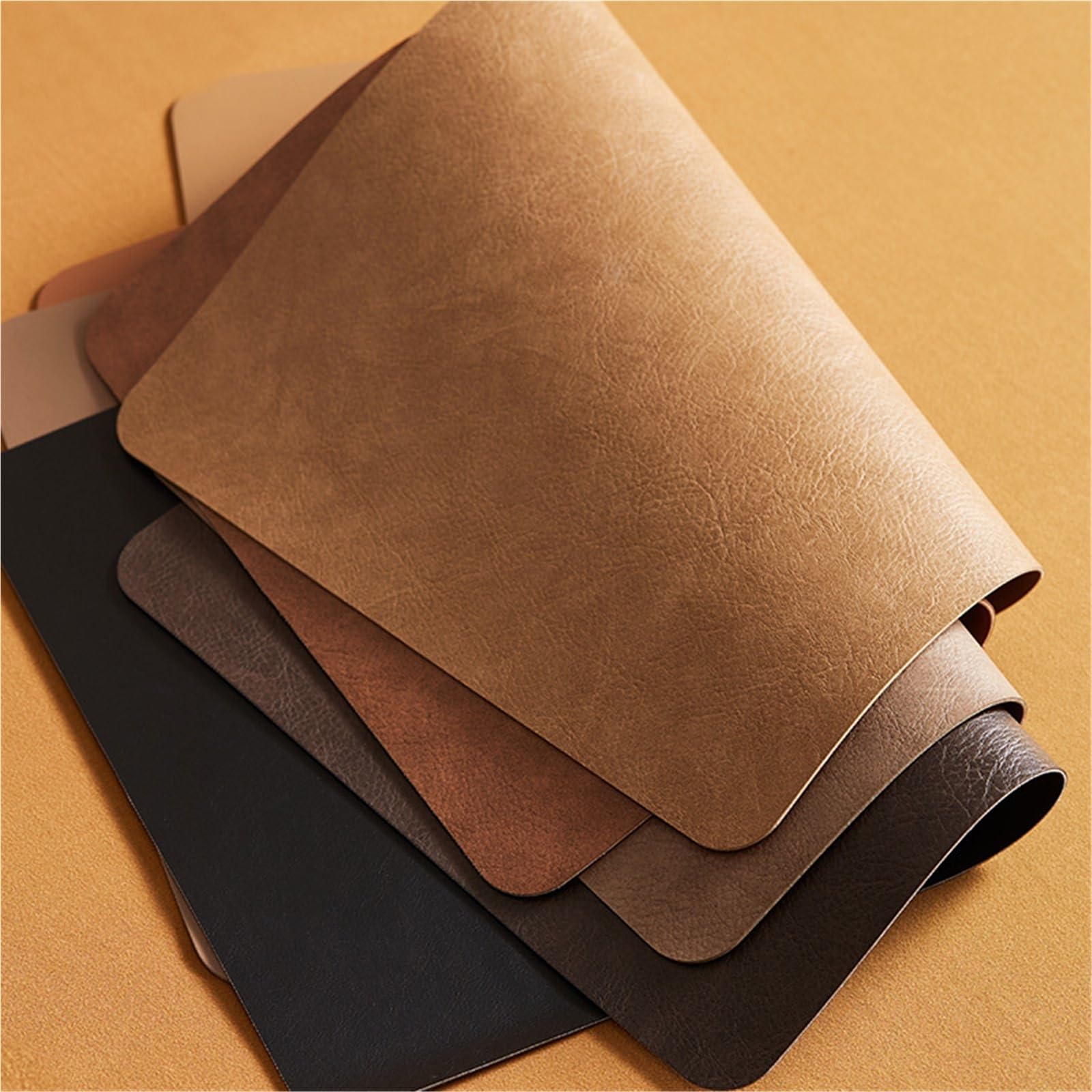 Juego de 4 manteles individuales y posavasos de doble cara, de piel sintética, resistentes al calor y lavables para el hogar, el hotel y el exterior.(Light brown)