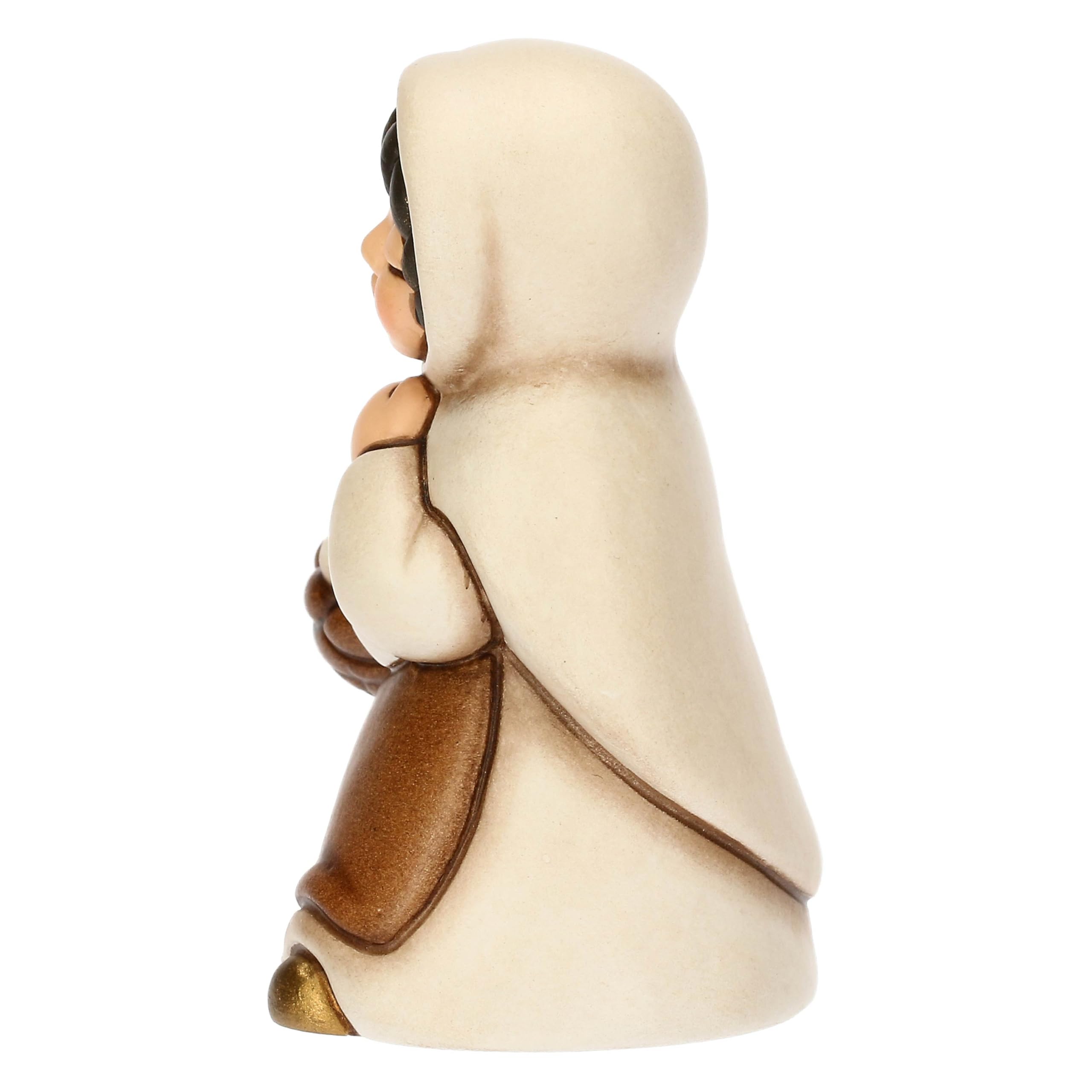 THUN - Donna con cesto di uova - ceramica - Collezione Presepe Classico - 5,7 x 4,7 x 8 cm