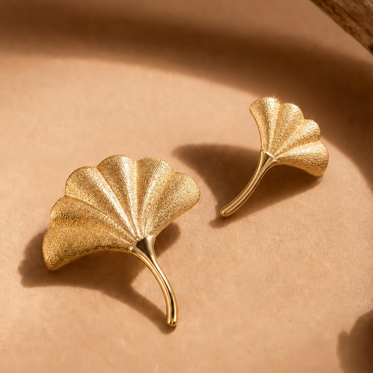 LEELOUD 1 Pack Ginkgo Leaf Drawer Knobs Brass Cabinet Knob – Gold Finish Cupboard Handles for Kitchen, Wardrobe, Dresser Drawers, Furniture Hardware,L