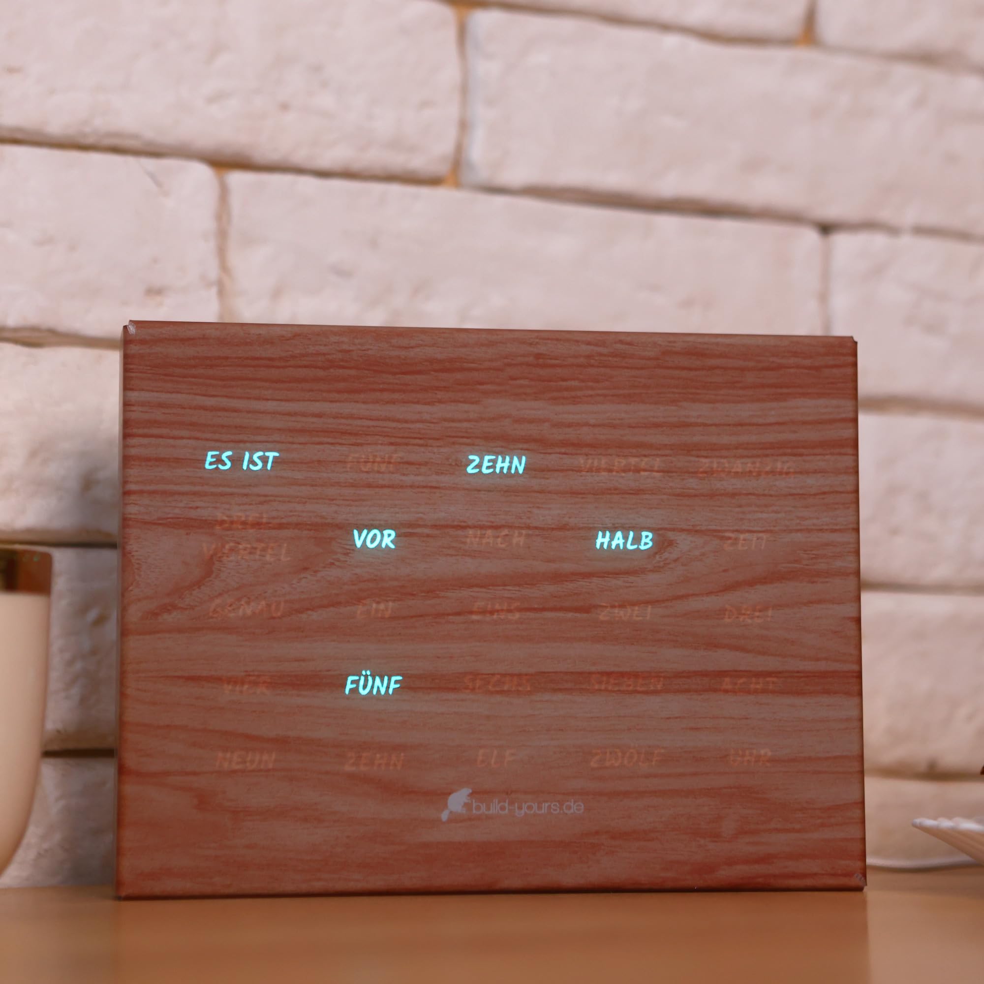 Elegante BoxClock - Orologio digitale da tavolo con display a LED e supporto regolabile - Moderno orologio da scrivania per casa, ufficio e arredamento elegante