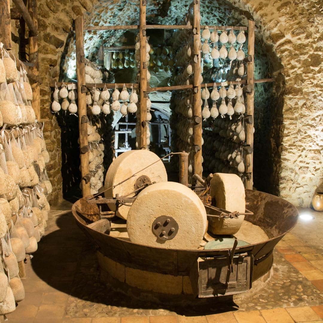 Caciocavallo Irpino di Grotta | Formaggio italiano a pasta filata | Stagionato in grotta | Kg 2,050 peso medio garantito