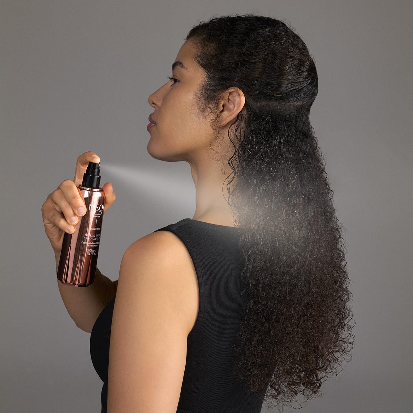 NEQI Diamond Glass Ultimate Styling Spray – spray z połyskiem, spray zapobiegający puszeniu się włosów i ochrona przed wysoką temperaturą do 230°, ochrona przed wilgocią, do wszystkich rodzajów włosów