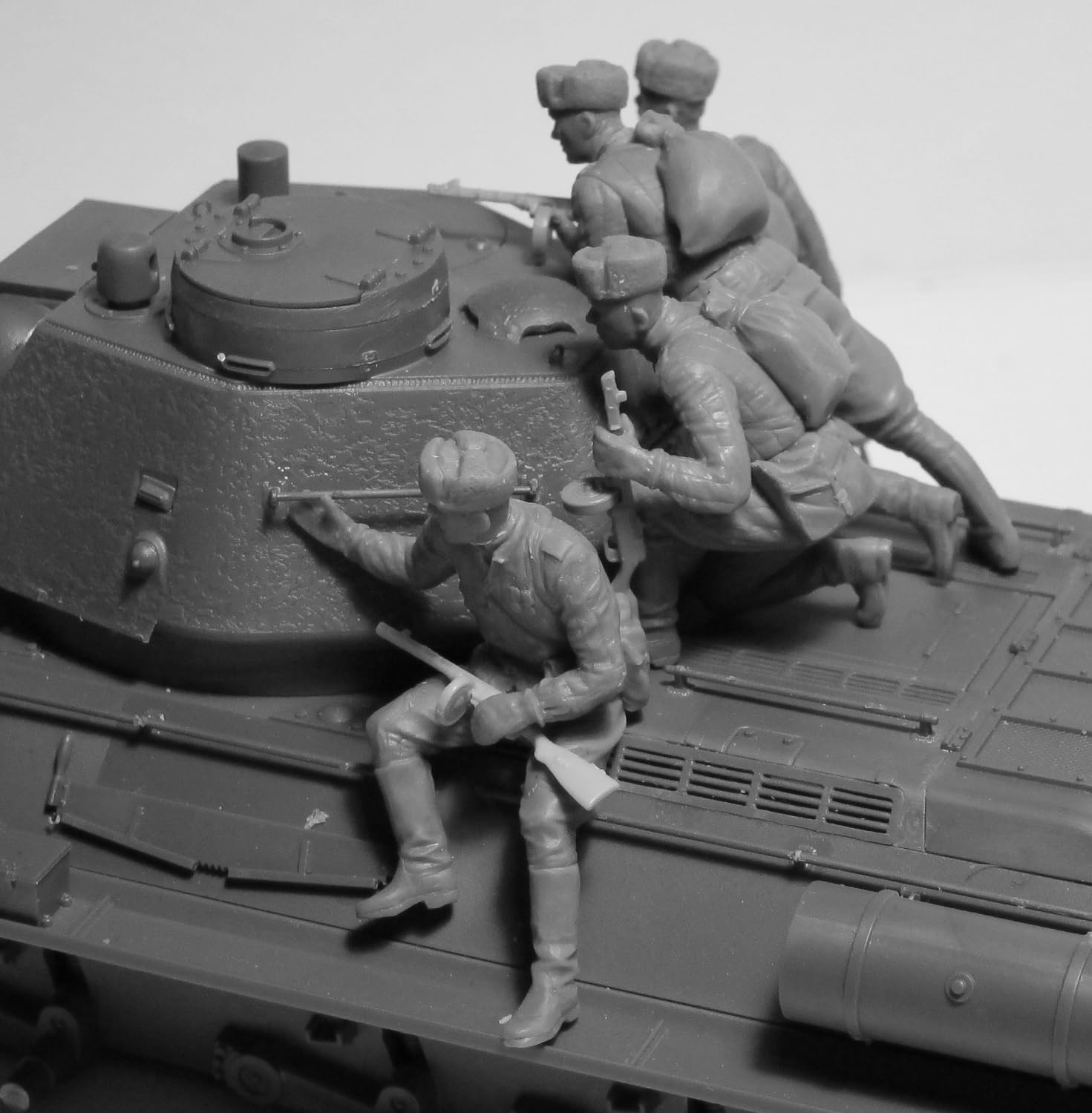 Amazon | ICM 1/35 ソビエト陸軍 戦車搭乗兵 1943-1945 プラモデル