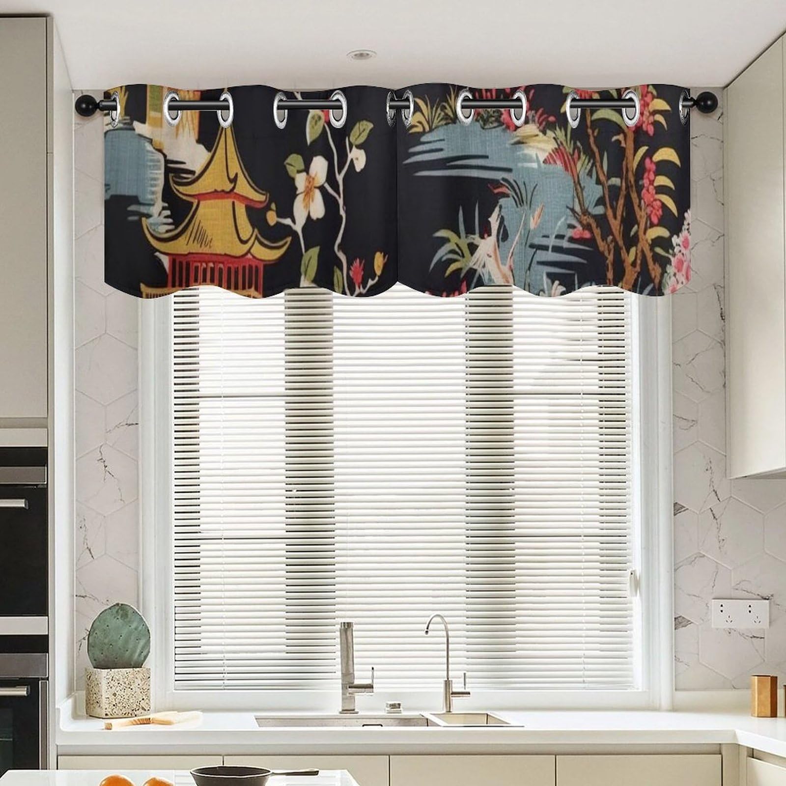 Tratamiento para dormitorio estilo cenefa de cortina Chinoiserie de pagodas coral y carbón en pack