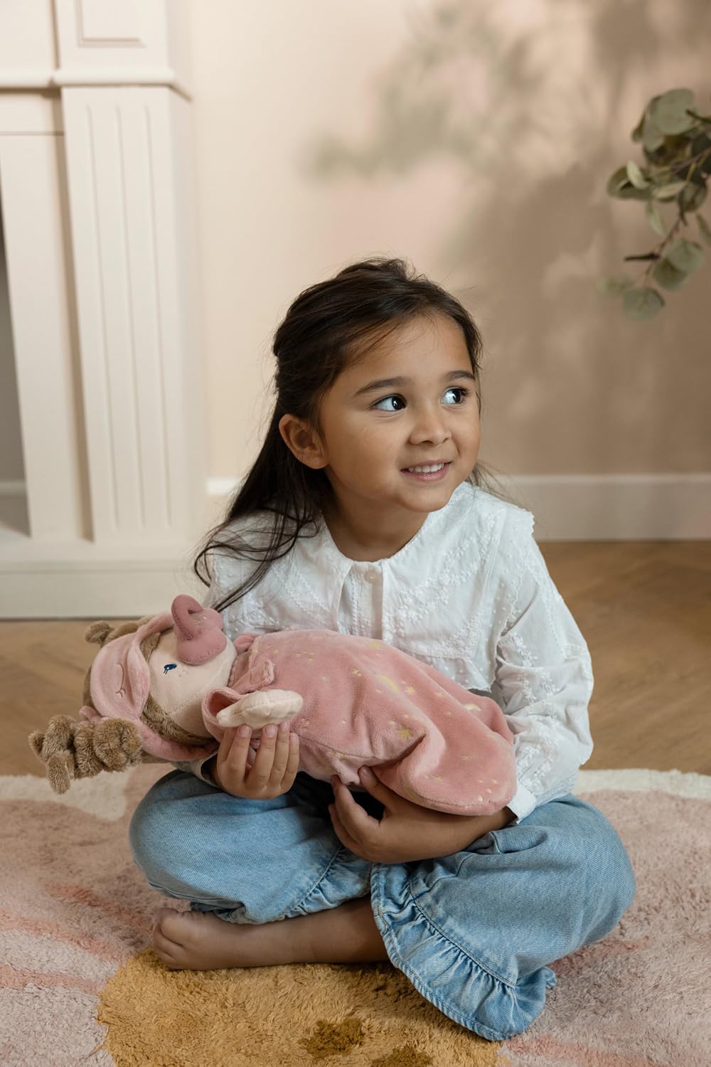 Little Dutch Muñeca de tela rosa – Juego de muñecas – con chupete magnético – Incluye saco de dormir y antifaz para dormir – para niñas a partir de 12 meses