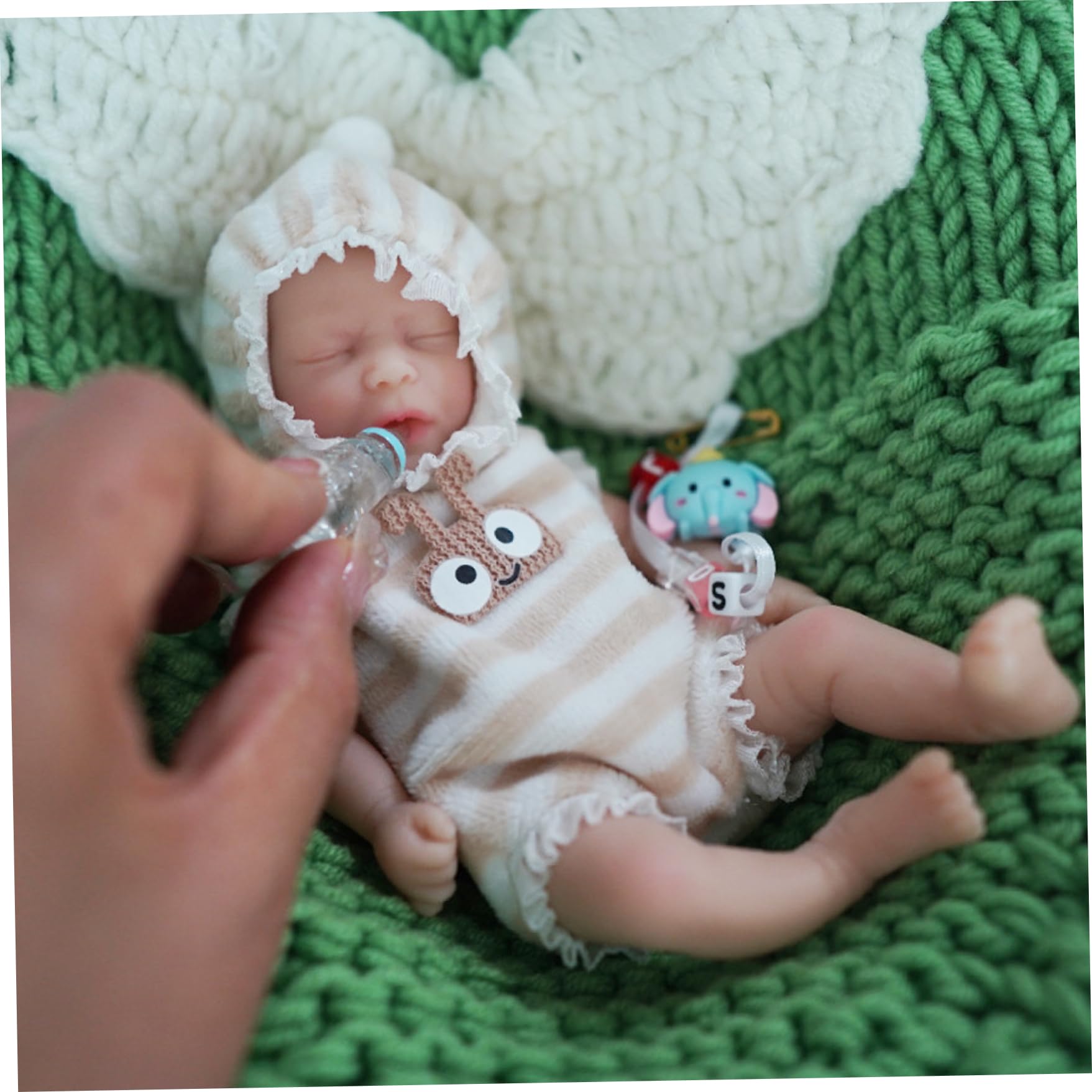 Mini bebé de Silicona, muñeca de Silicona Suave y Flexible de 6 Pulgadas, Mini bebés realistas con Ropa, Chupete magnético, biberón para niños, niño