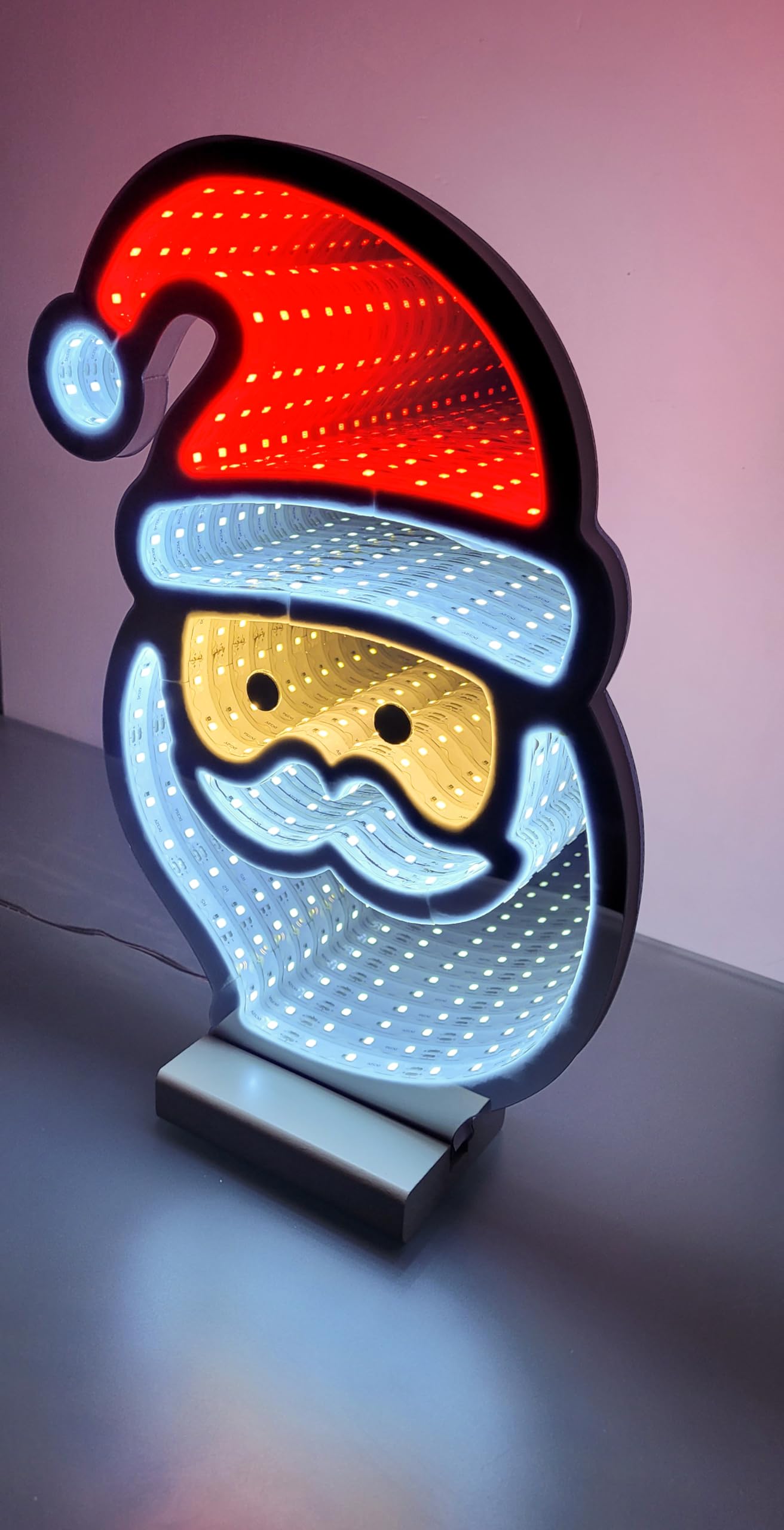Brandsseller Weihnachtsbeleuchtung mit Infinity-Effekt 28,5x7x40 cm - LED Dekofigur aus Kunststoff, Timer 6/18h, 3m Kabel, moderne Weihnachtsdeko für Innen - Weihnachtsmann
