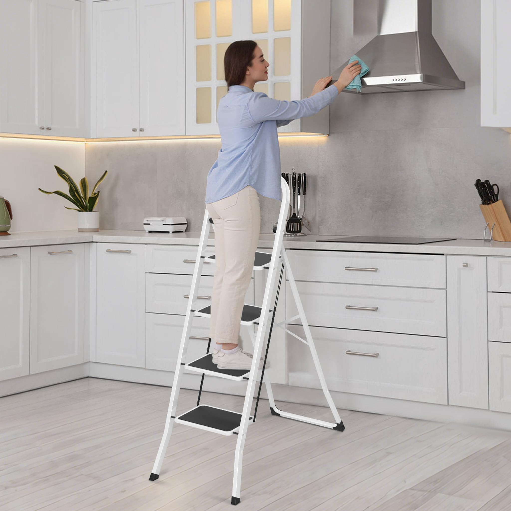 LARS360 Scala a pioli pieghevole 4 gradini – Scala a pioli pieghevole in acciaio con gradini antiscivolo, portata 150 kg, scala pieghevole per casa, cucina, ufficio, salvaspazio solo 5 cm (nero +