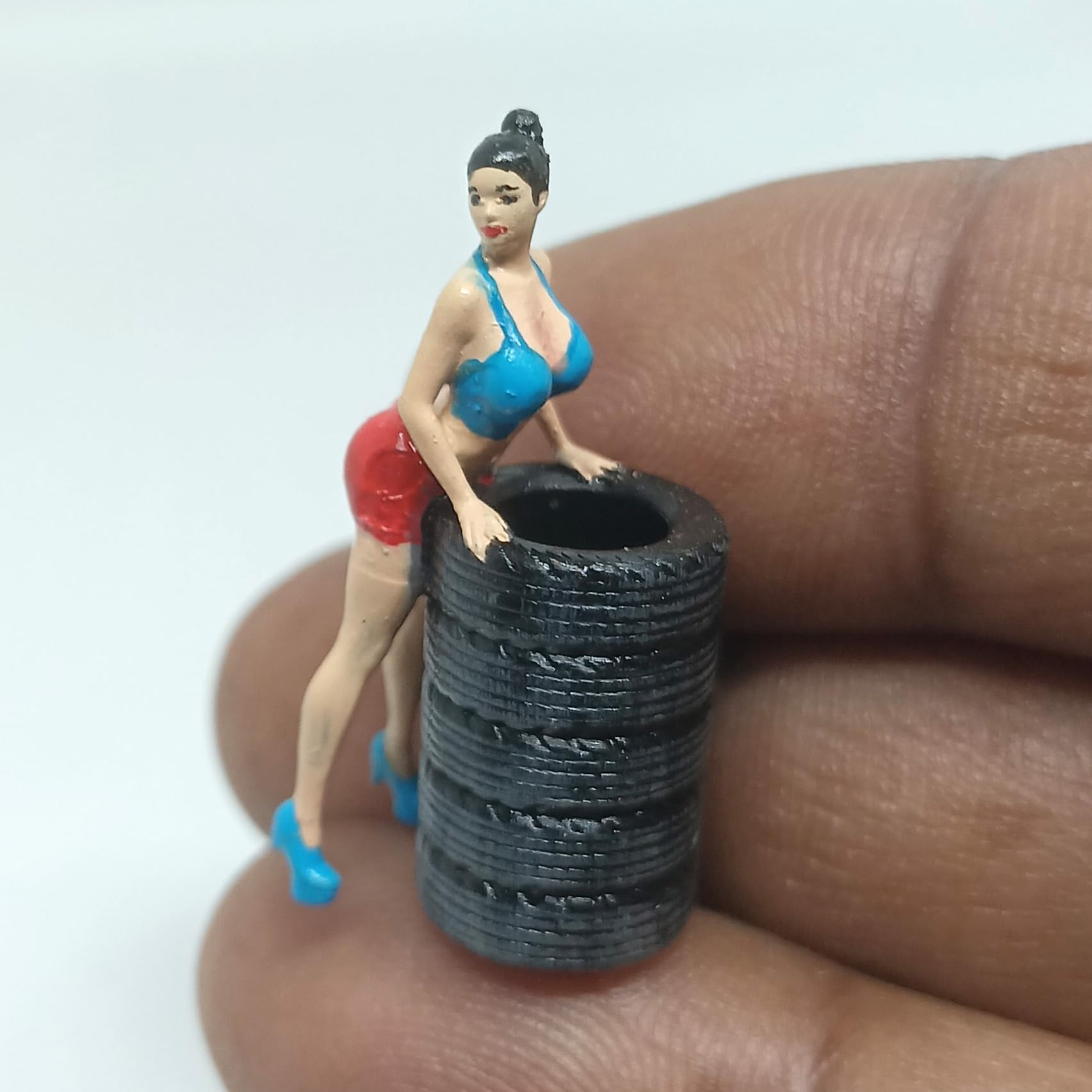 Nutek3D 2.8cm Scale 1:64 Girl with Tyre Mechanic Garage Hot Female Model Standing Pose People Miniature Figure for Diorama-image-9