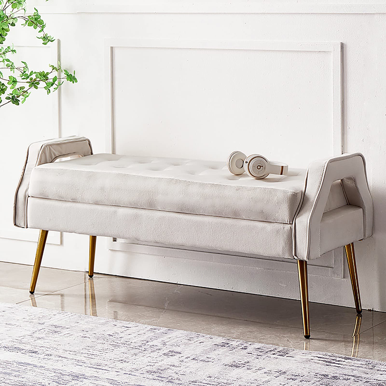 Banc luxueux d'extrémité de lit en velours et métal doré pour une suite parentale moderne