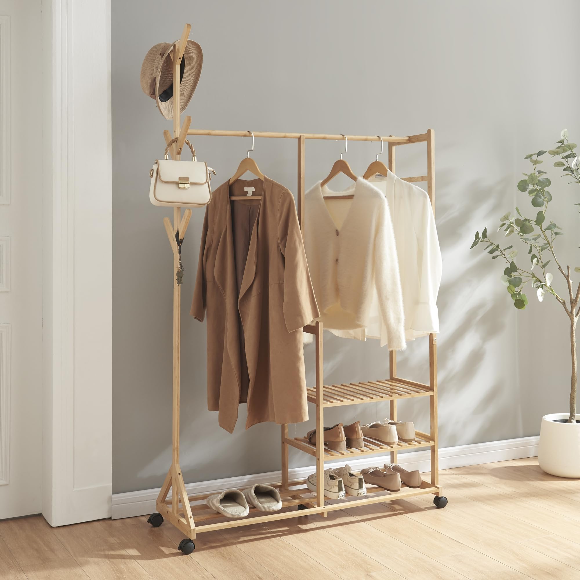 [en.casa] Perchero Burro con 5 ruedas 1 Barra 6 Perchas para Sombrero 3 Estantes para Zapatos Bolsos Accesorios Dormitorio Vestidor Estable Bambú 176x100x38 cm - Natural