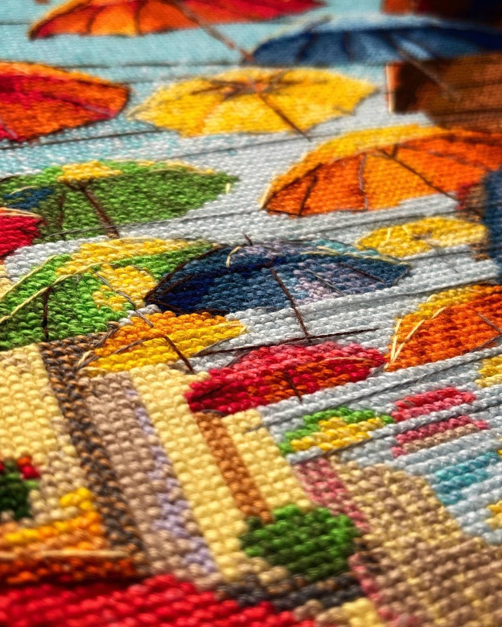 RIOLIS Colorful Umbrellas 2335 - Kit de punto de cruz contado, diseño colorido de escena callejera, kit de bordado de 11.75 x 15.75 pulgadas para adultos, kit de manualidades de costura para