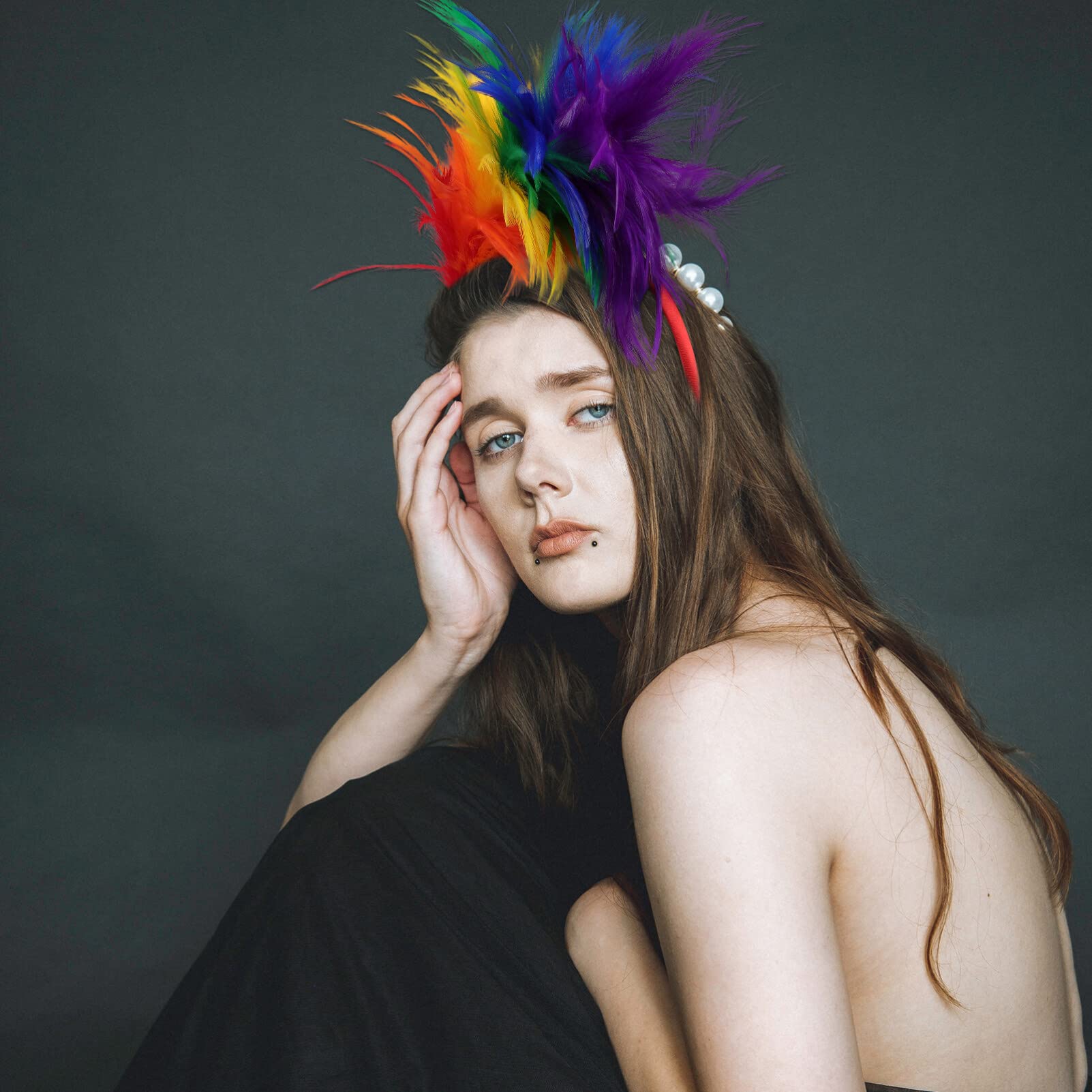 Fascinator Headband Donna in Piuma Arcobaleno, Headpiece Elegante | Party Headwear per Occasioni Speciali e Prom, Wedding Headwear Fissaggio Stabile, Oktoberfest Party