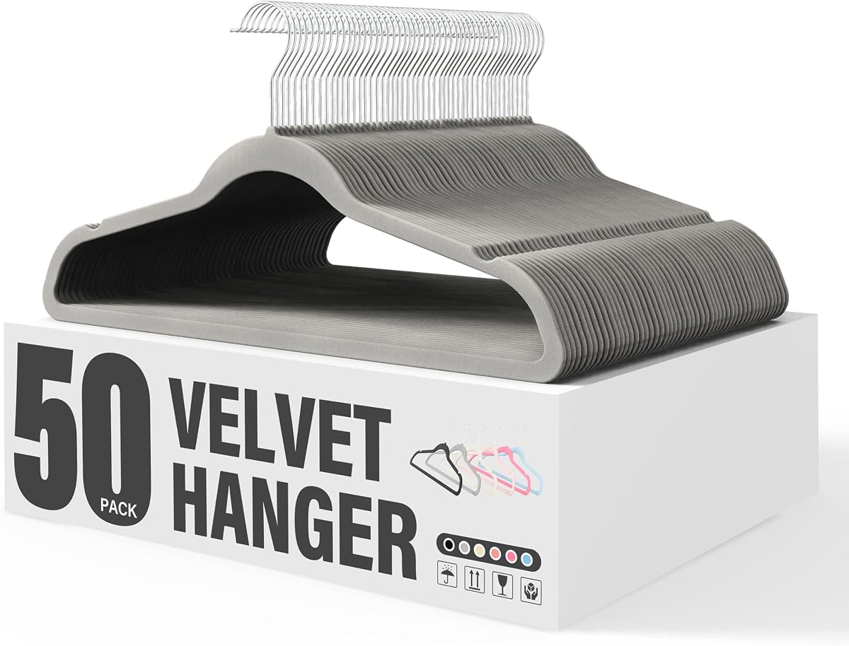 YSSOA Perchas de Terciopelo, Paquete de 50, Perchas Antideslizantes con Muescas para los Hombros, Ganchos Giratorios de 360°, Percha estándar Resistente para Ahorrar Espacio en el Armario, Gris