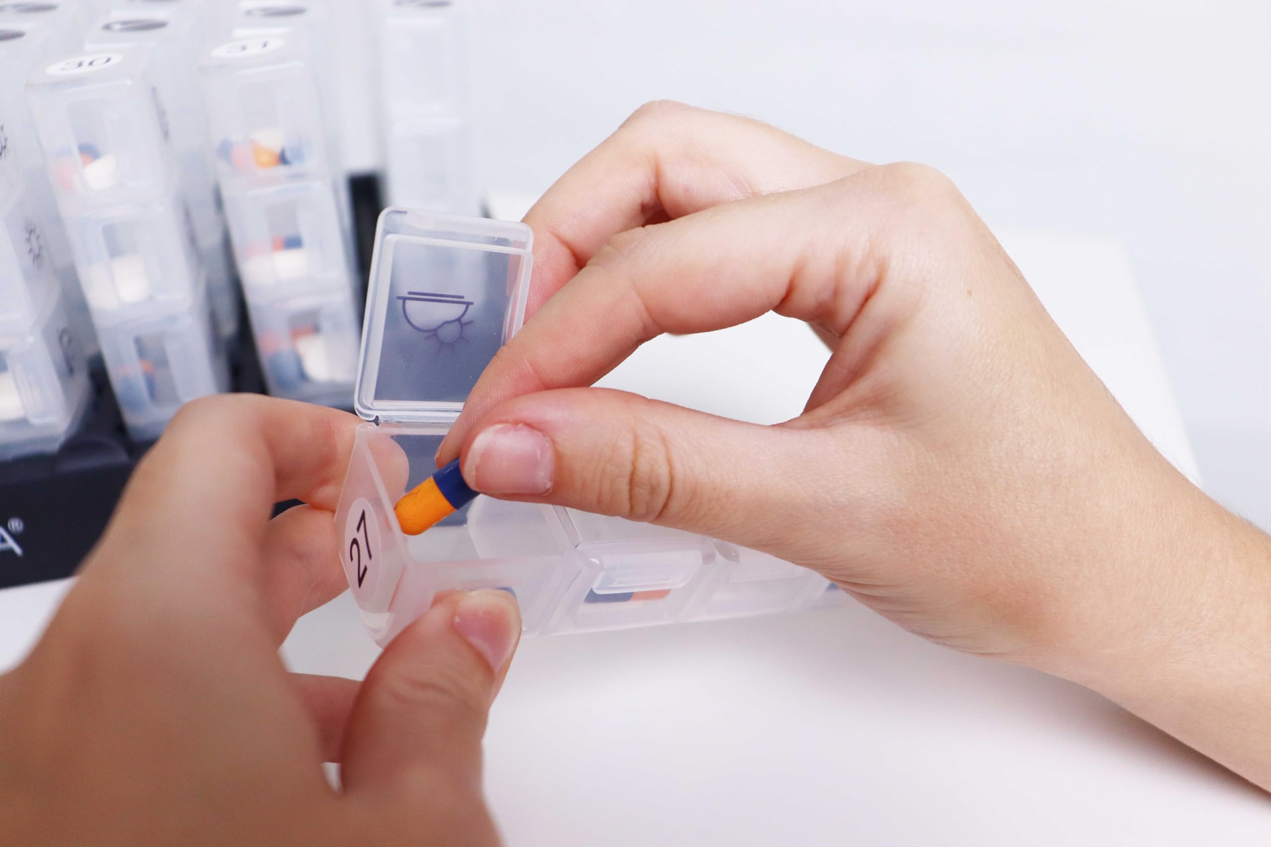 KMINA Pilulier Mensuel Français 31 Jours 4 Compartiments, Boite Medicaments, Matin Midi Soir, Organiseur Pilule, Journalier