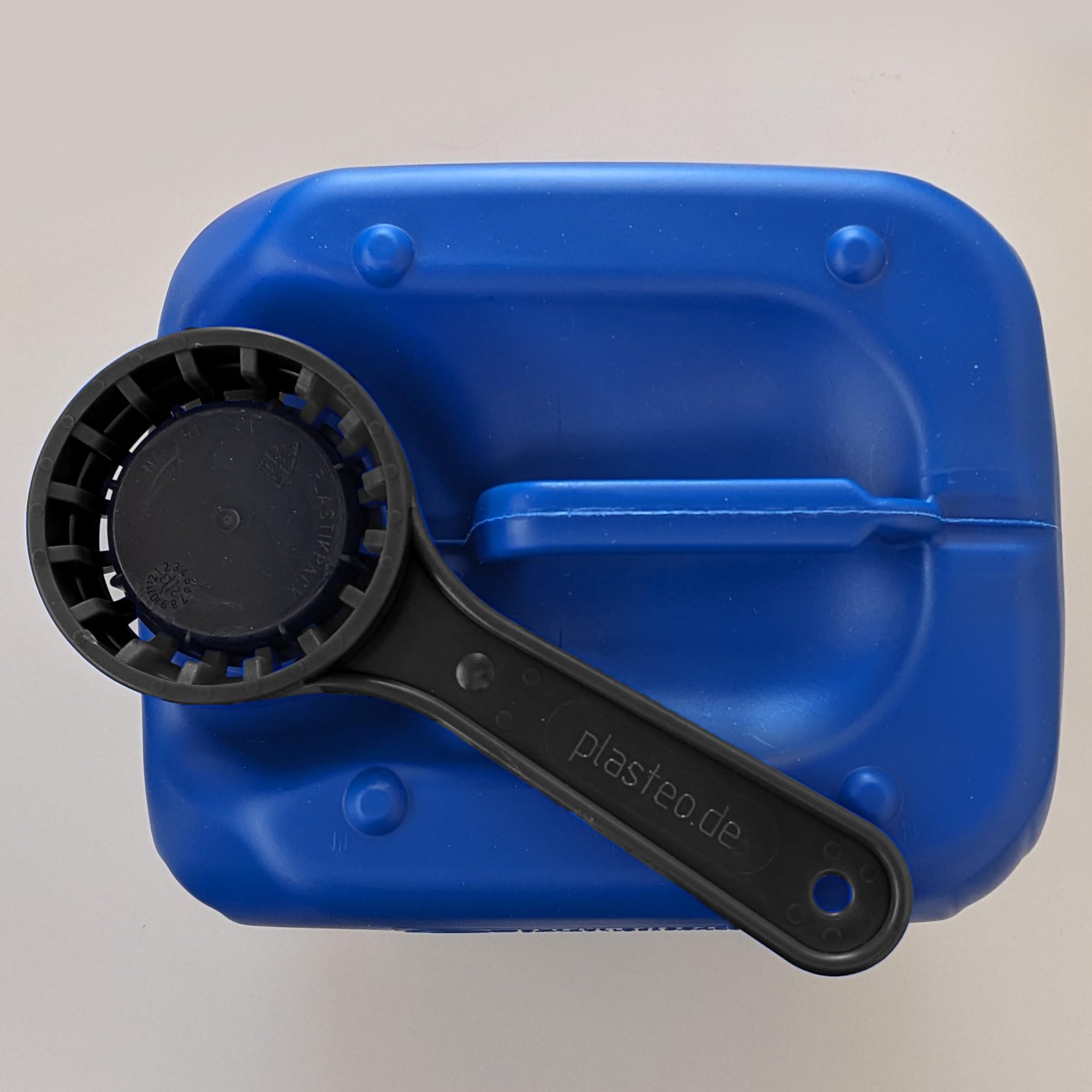 plasteo® Lot de 10 bidons de 5 litres avec fermeture de sécurité (DIN 51) Clé à bidon Duo 51/61 + robinet | Convient à un usage alimentaire | Portable et empilable | Qualité lourde | Intérieur et