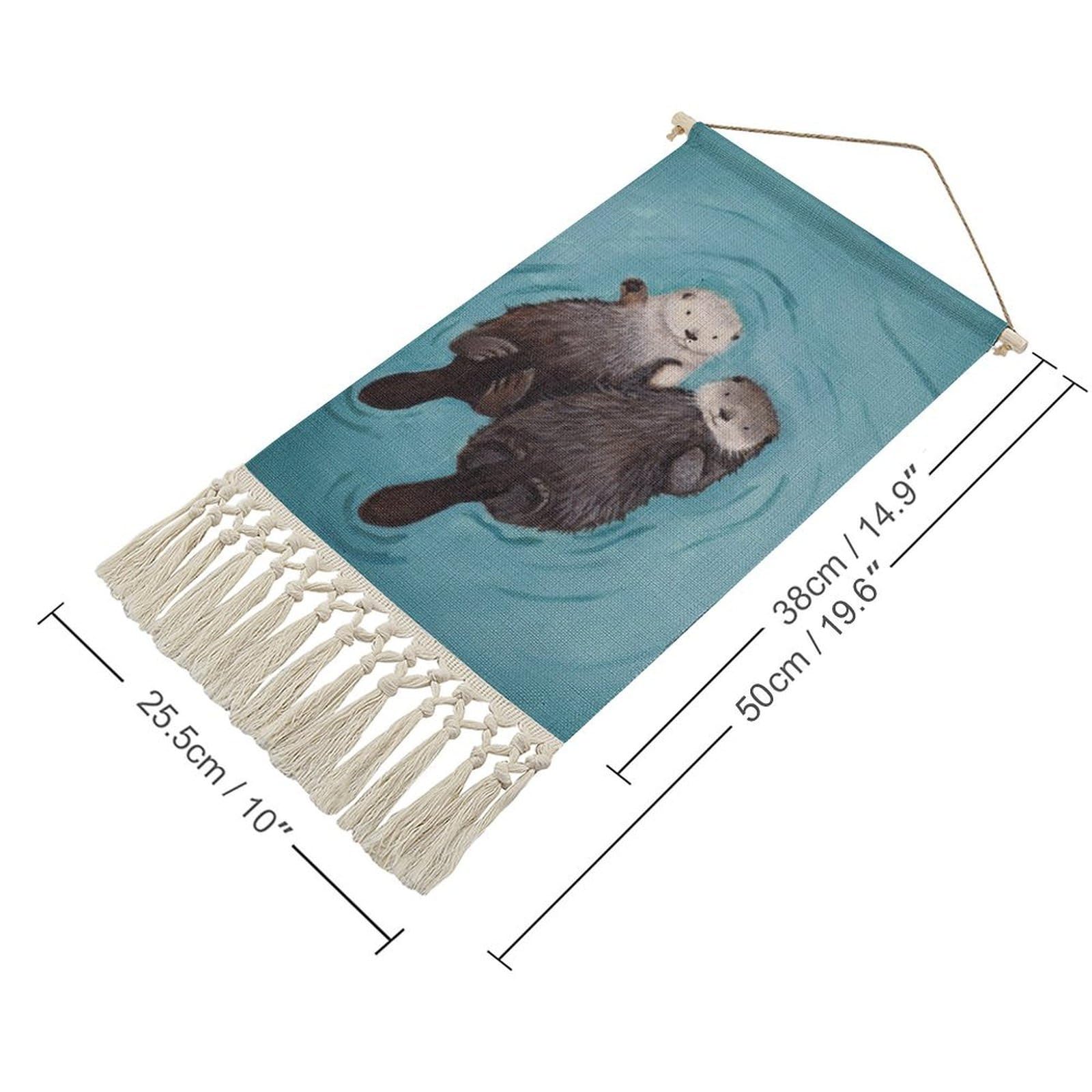 FekiLoot Otters Holding Hands - Póster colgante de algodón y lino con borlas, tapiz vertical para colgar en la pared de 10 x 19.6 pulgadas con clavija de madera, decoración de pared decorativa para