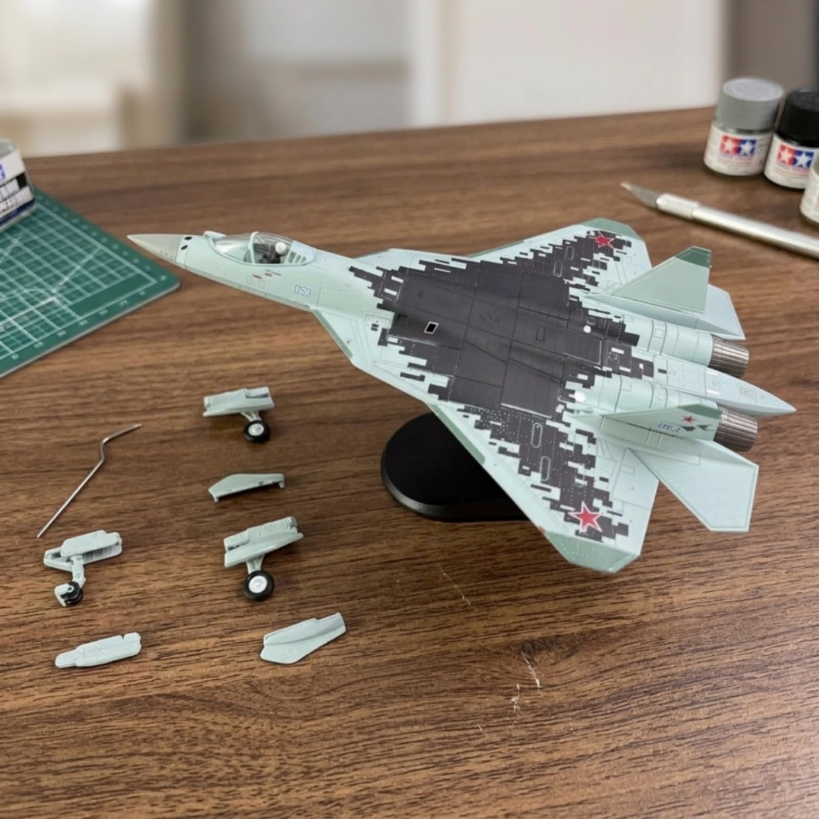 Qianly Modellino Del Caccia-57 Statico Aereo in Miniatura con Supporto Militare Modello per Scrivania, SU57 Geometria Frattale Intercambiabile