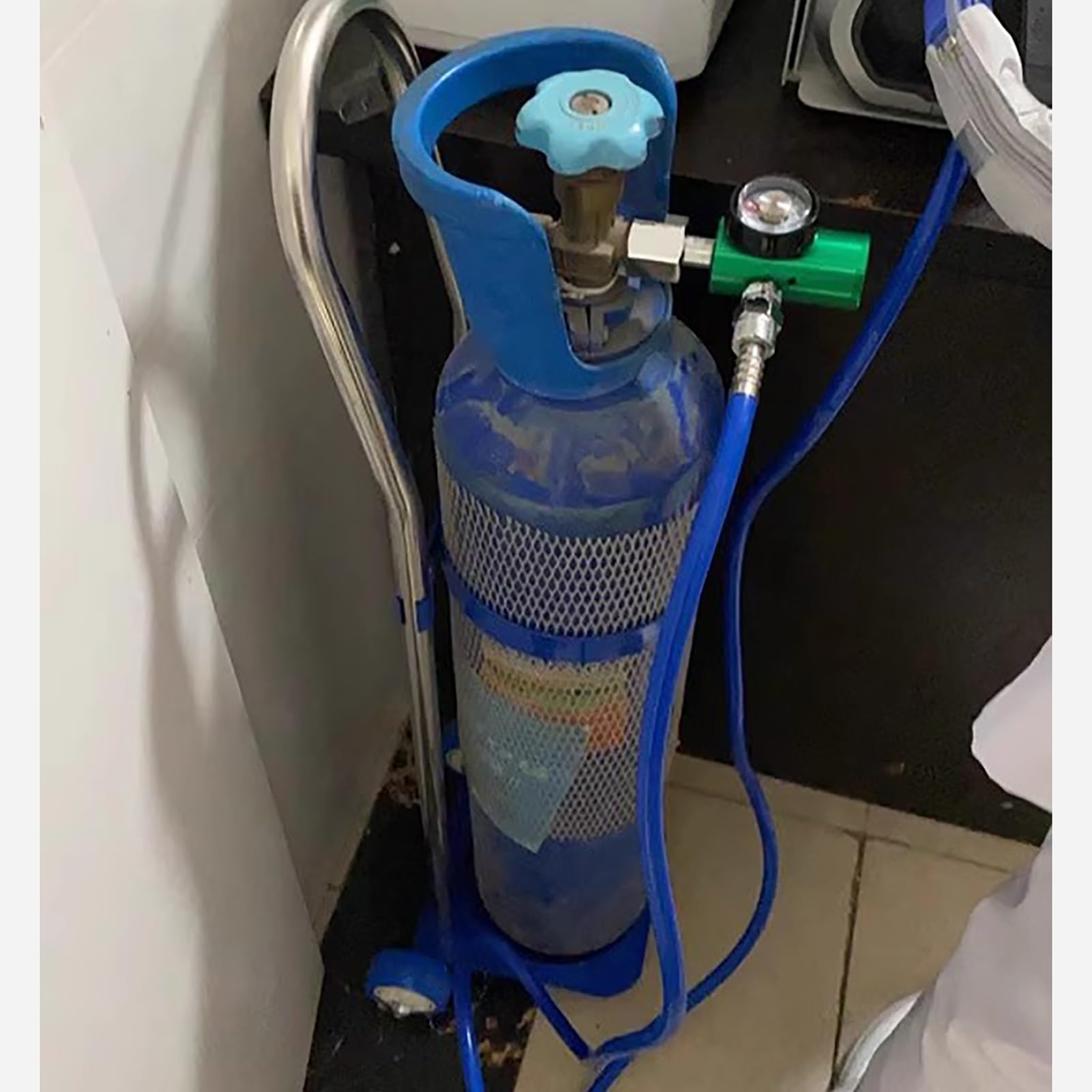 Soporte con Ruedas para Tanques de Oxígeno para Facilitar Su Transporte y Almacenamiento | Carro para Cilindros de Co2 con Estante Fijo | Acabado Duradero con Recubrimiento en Polvo | Ideal para Fábr
