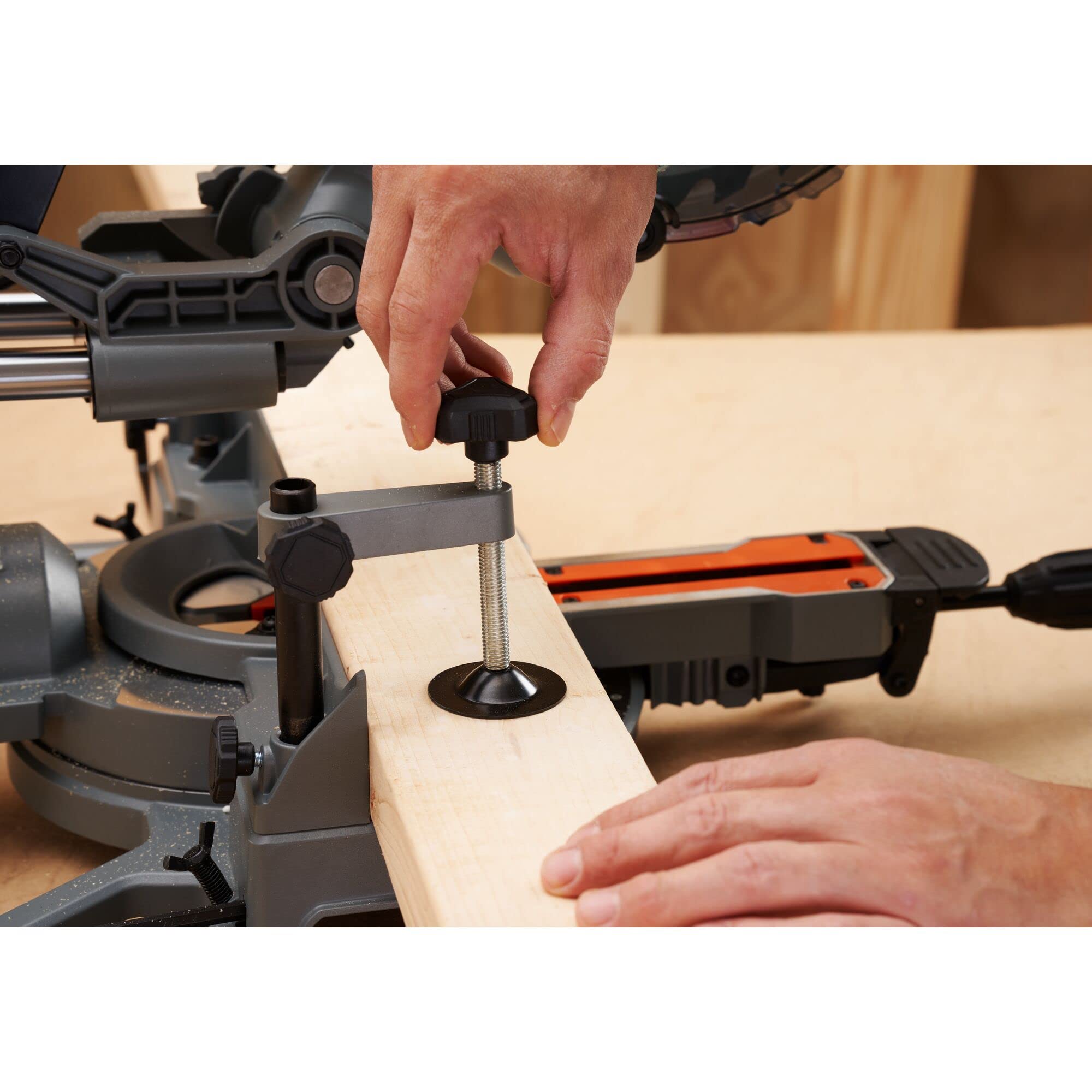BLACK+DECKER BES701-QS Pilarka 1500 W do cięcia ukośnego 220 mm