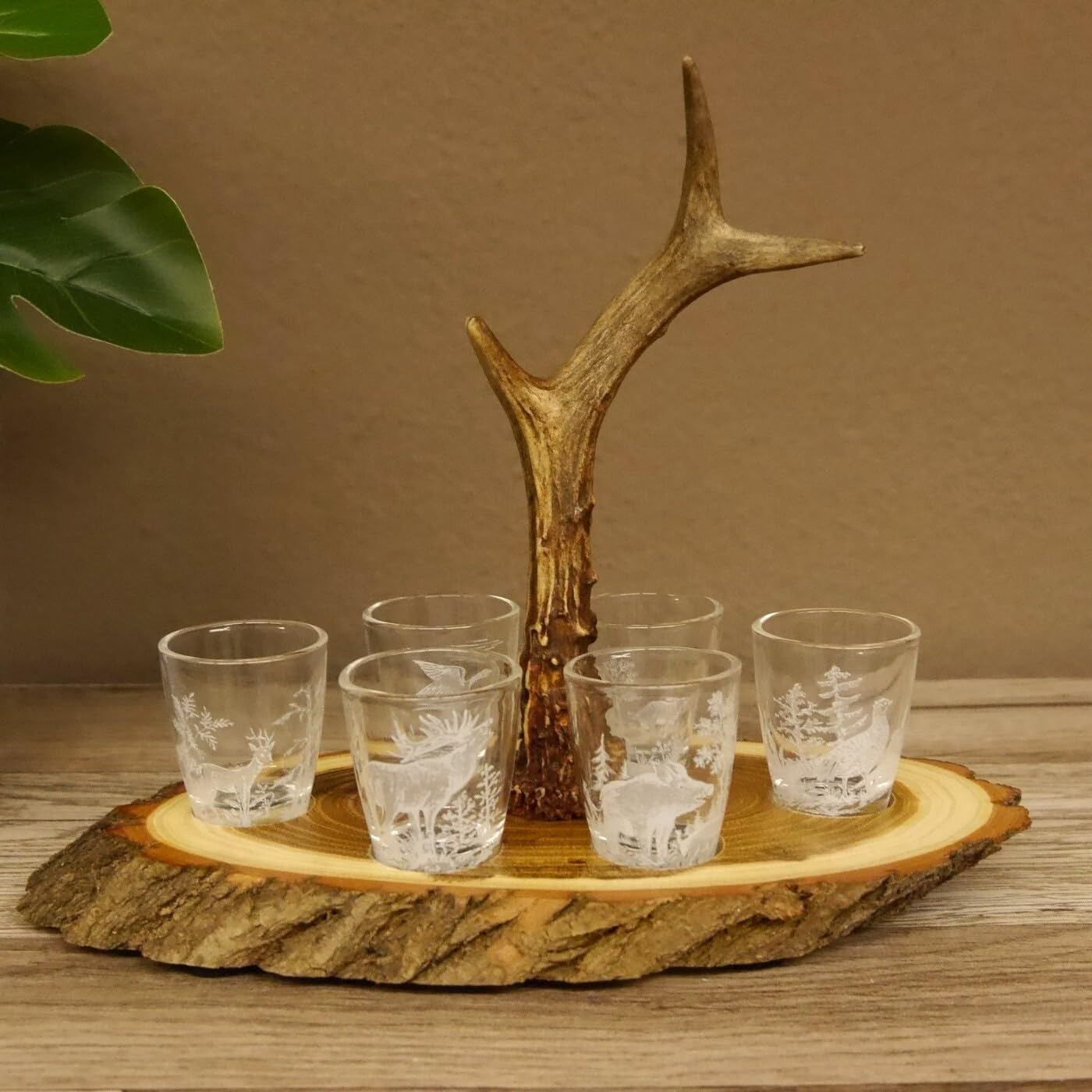 Plaque d'acacia avec poignée cerf et 6 verres de chasse en cristal
