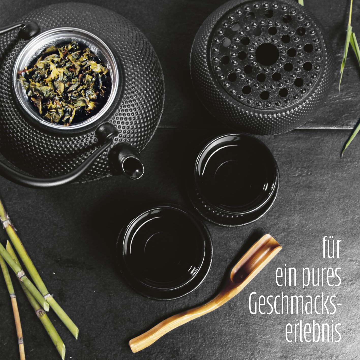 Lumaland Tee Set 8-teilig | 1,4 Liter Gusseiserne Teekanne Tetsubin | Stövchen aus Gusseisen | 2 Teebecher & 2 Untersetzer | Japanisches Teeset Inkl. Bambus Dosierlöffel & Edelstahl Sieb