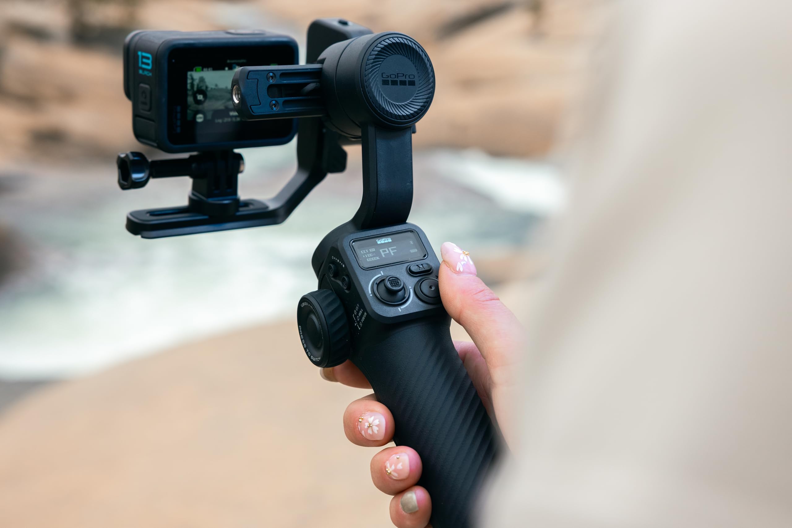 GoPro Fluid Pro AI - Stabilizzatore cardanico a 3 assi per videocamere GoPro e smartphone, tracciamento del soggetto, illuminazione, controllo wireless della videocamera, vlogging, rotazione a 360°