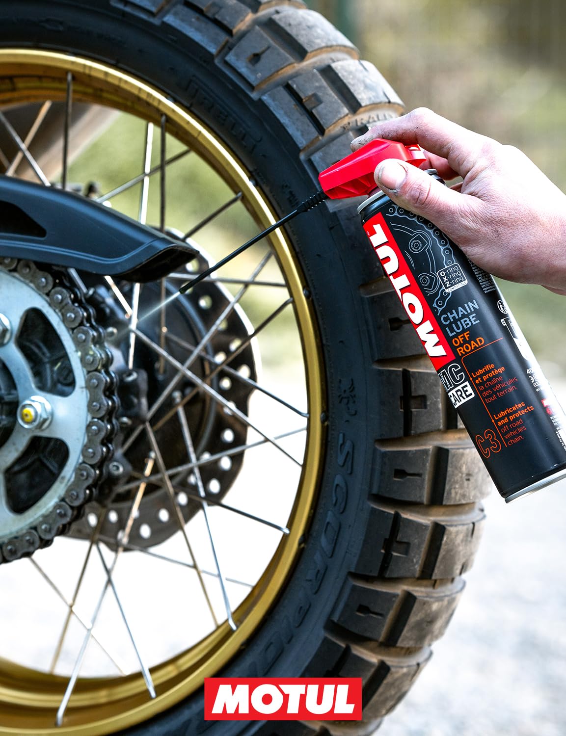 Motul - Kit d'entretien Chaîne Moto Tout-Terrain - Compatible O-Ring, X-Ring, Z-Ring - Nettoyant MC Care Chain Clean C1 400ml + Lubrifiant MC Care Chain Lube Off Road C3 400ml + Brosse Non Abrasive