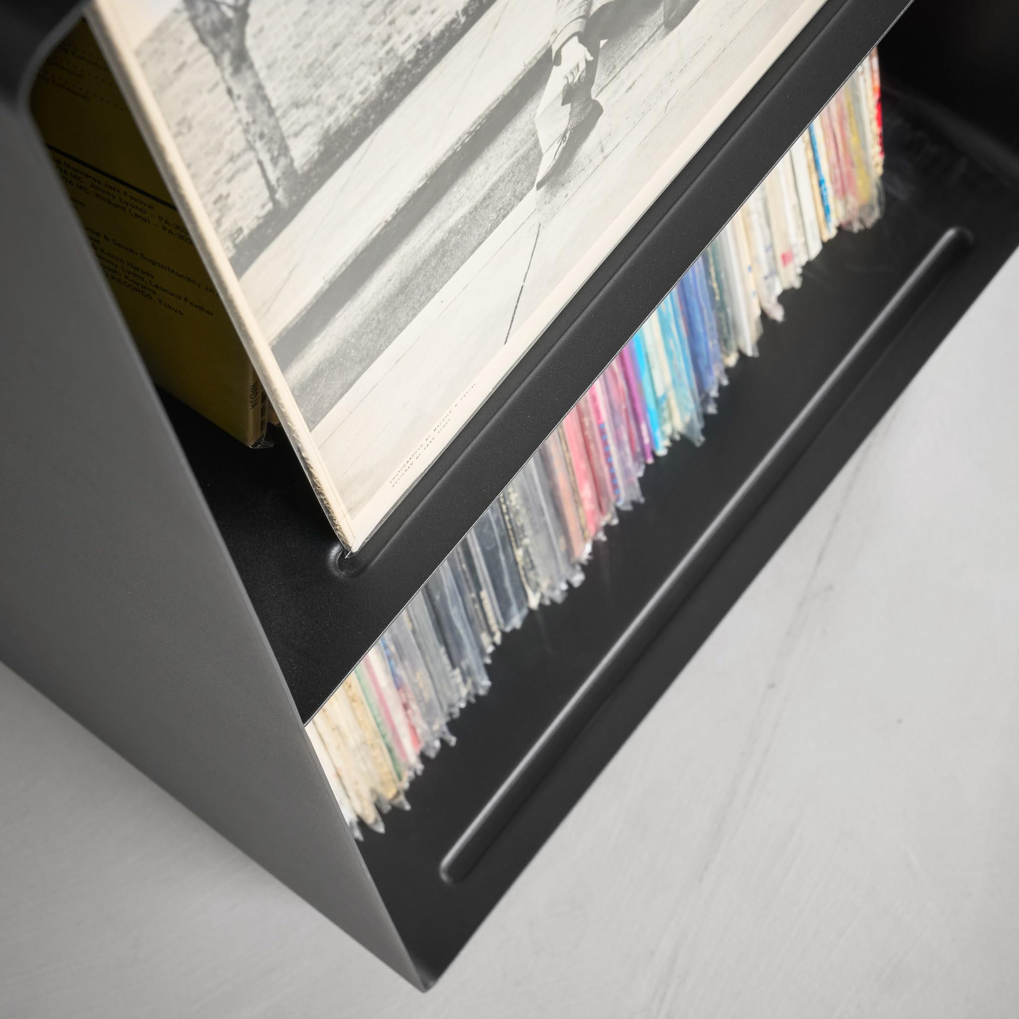 YAMAZAKI 10230 TOWER 2-stöckiges Schallplatten-Regal mit Rollen, schwarz, Stahl/Nylon, minimalistisch, 40 x 38 x 73,3 cm (L x B x H)