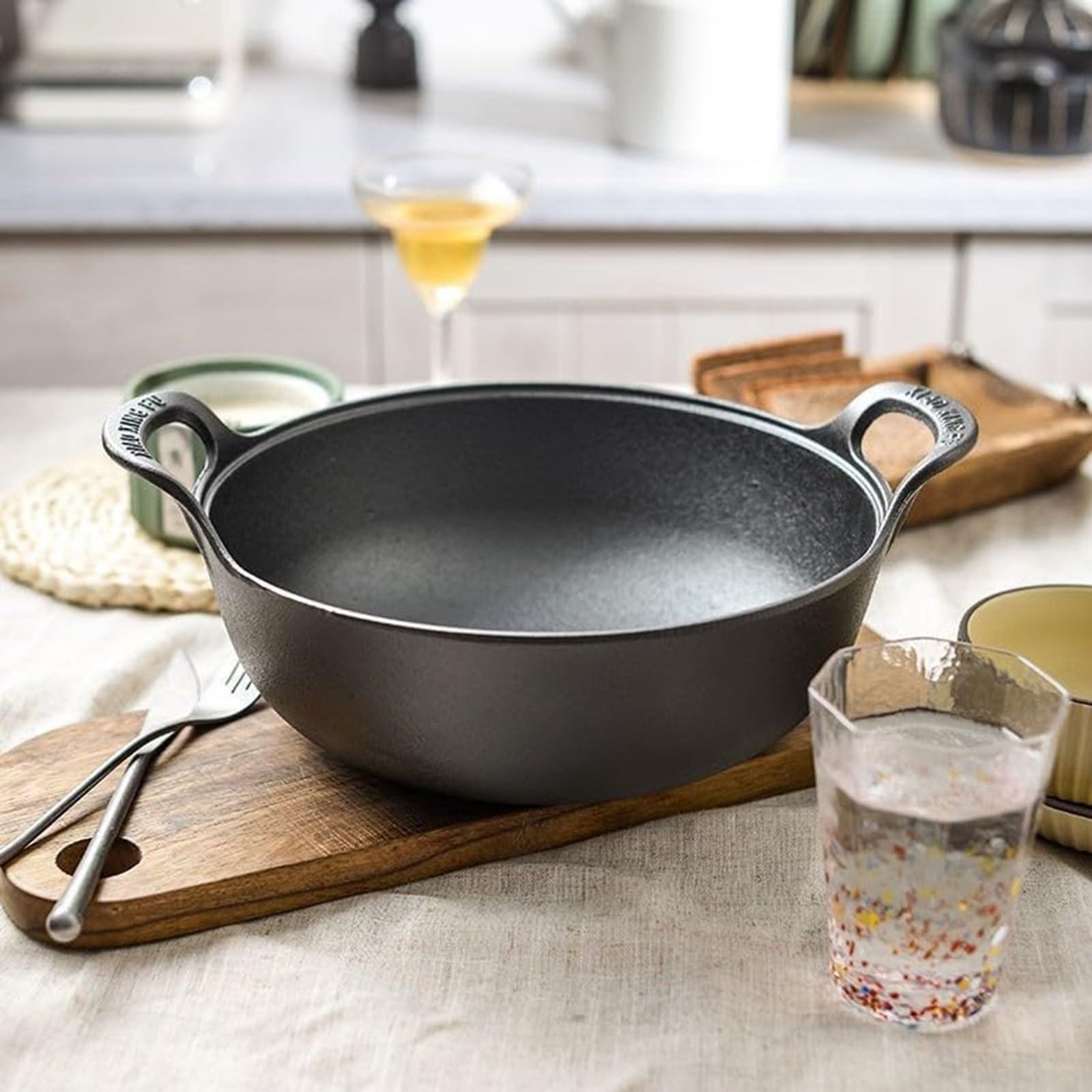 Wok aus Gusseisen mit Doppelgriff und Glasdeckel, Geschenk Antihaft Grillpfanne, Küchen Cookare Topf, Bratpfannen Backen, Grillen und Sautieren