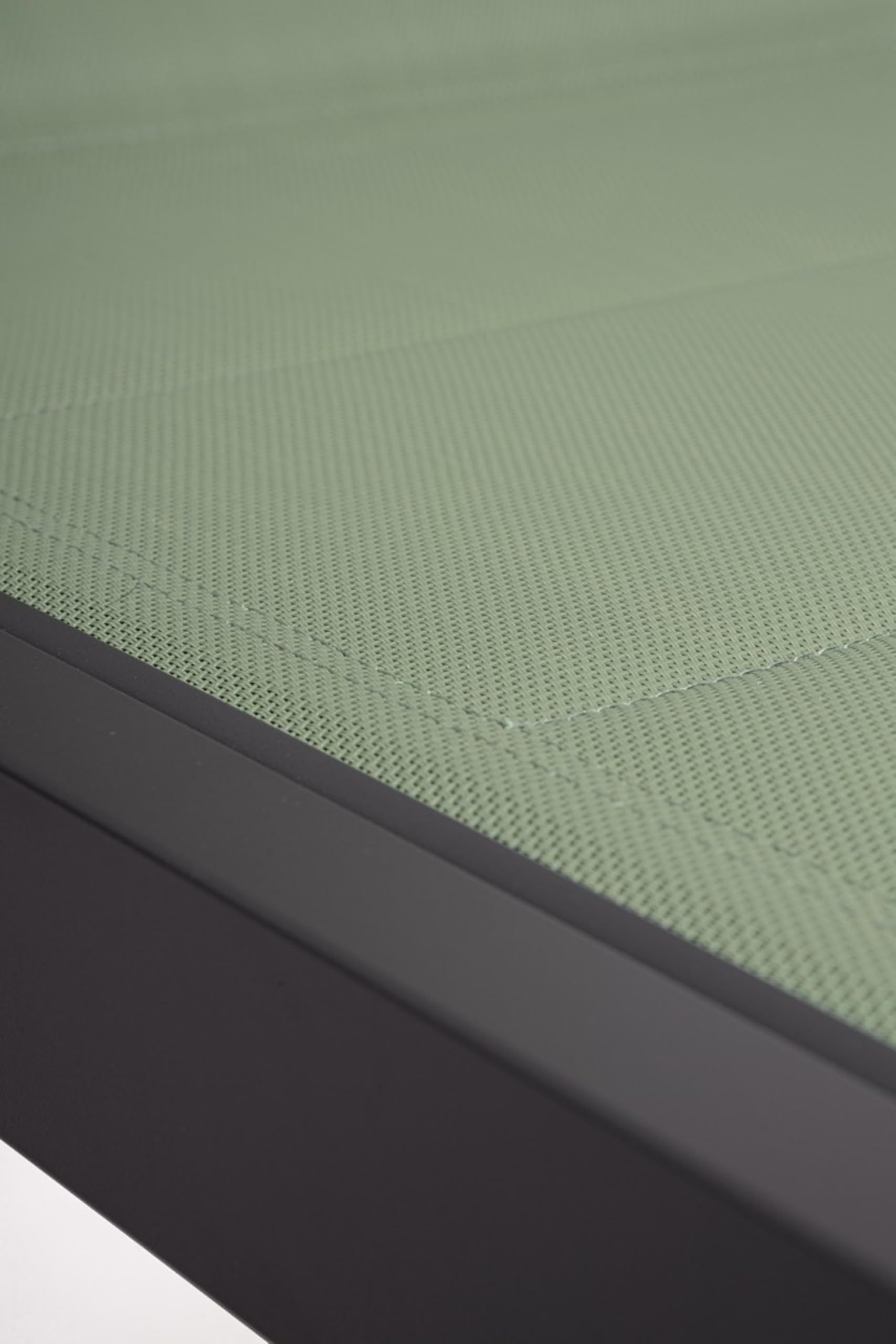 KONTE.DESIGN Gartenliege Hilde mit Rollen, Textilene gepolstert grün und Gestell anthrazit