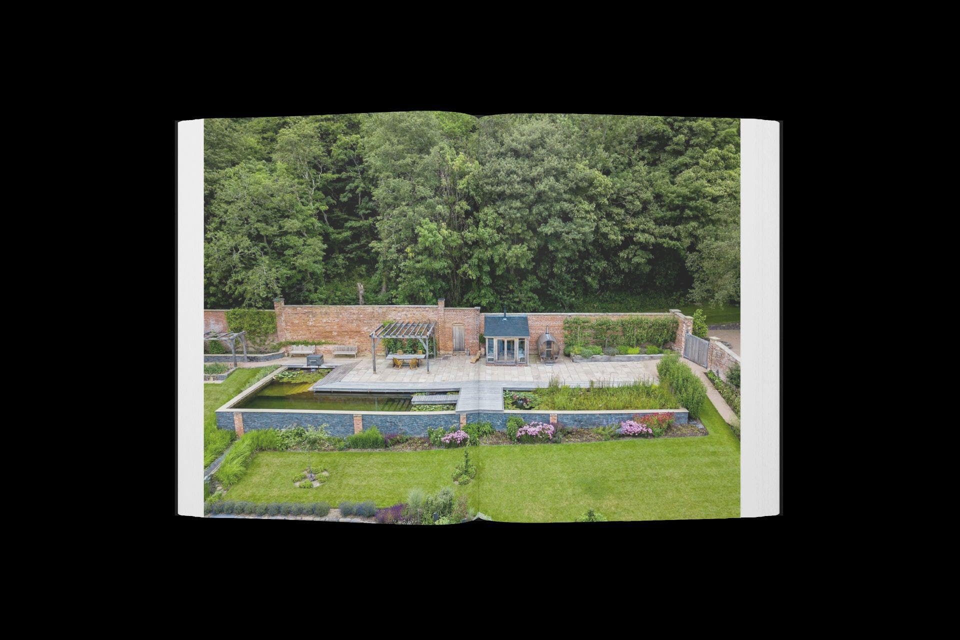 The Art of Living Water: Lebendiges Wasser, zeitloses Design. Die Welt der Naturpools und Schwimmteiche Living Water, timeless design. The world of natural pools and swimming ponds