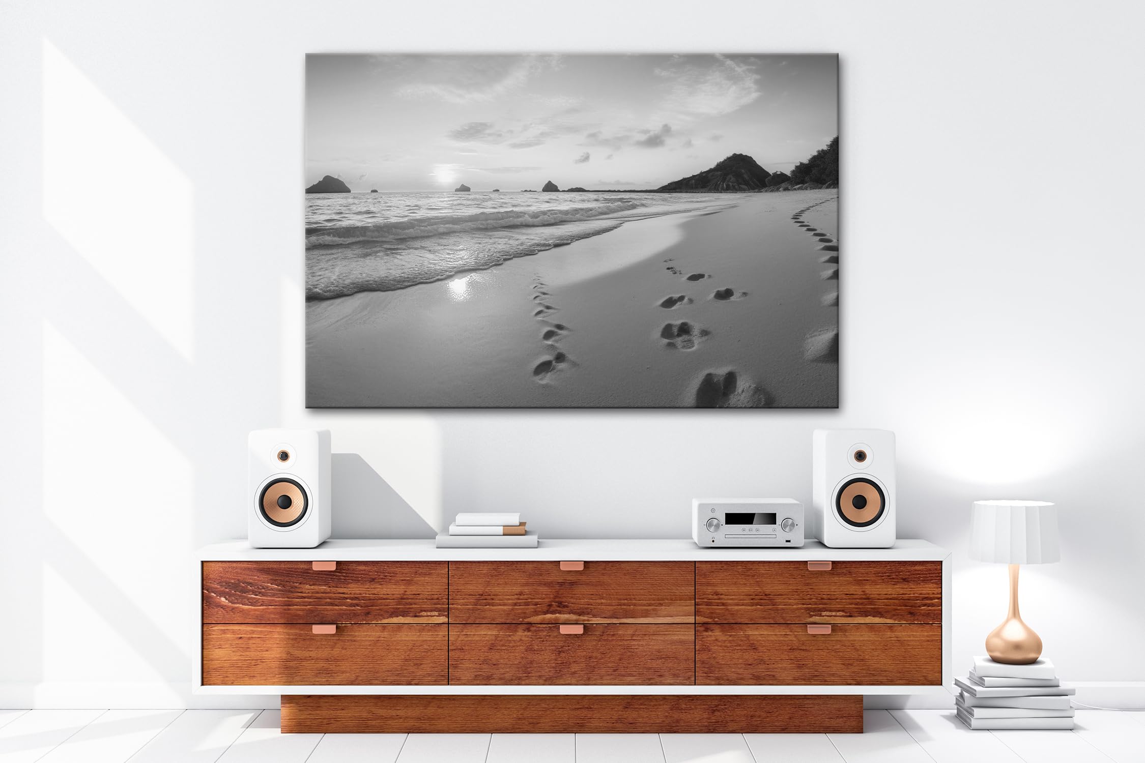 deyoli Leinwandbild Fußspuren im Sand – Sonnenuntergang küsst das weite Meer. Format: 120x80cm Effekt:Schwarz&Weiß XXL Kunstdruck Bild auf Keilrahmen/Wandbild/Wohnzimmer Dekoration