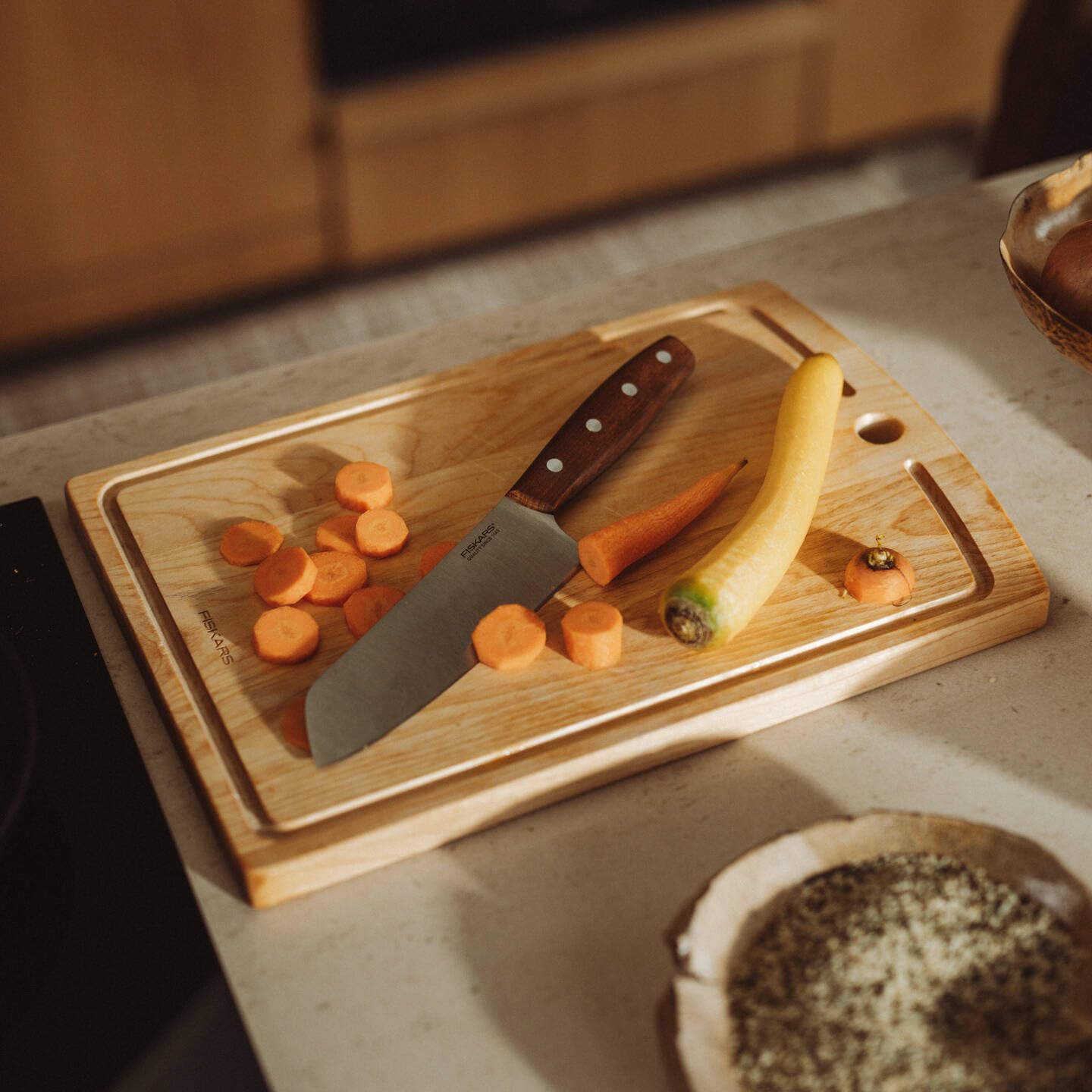 Fiskars Folken Santoku knife 16cm FSC​ | Niemieckie ostrze ze stali nierdzewnej, uchwyt z drewna klonowego z certyfikatem FSC, 1075694