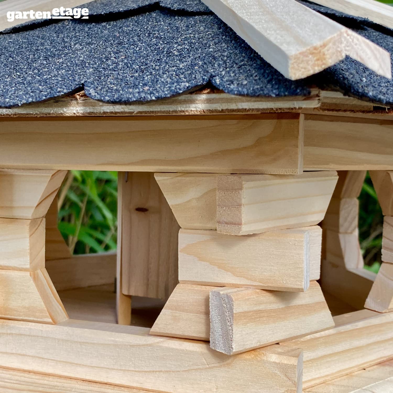 GARTENETAGE Futterhaus Skandinavia mit Futtersilo für Vögel/massives Vogelhaus aus Holz, wetterfest/Vogelhäuschen für Balkon und Garten, handgefertigt/Futterhaus für Vögel - Farbe Natur