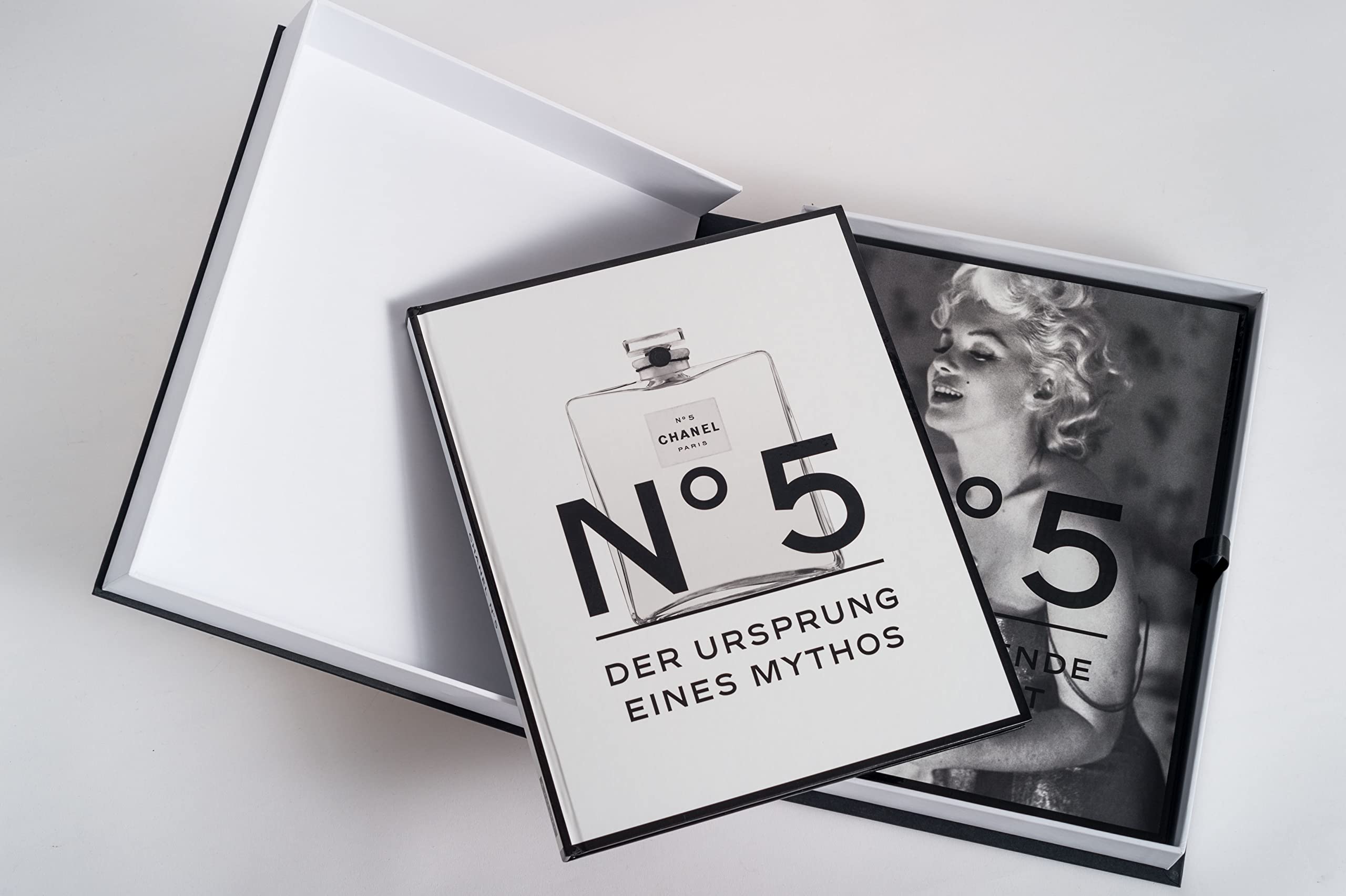 Chanel N° 5: Zweibändige Prachtausgabe in edler Schmuckkassette