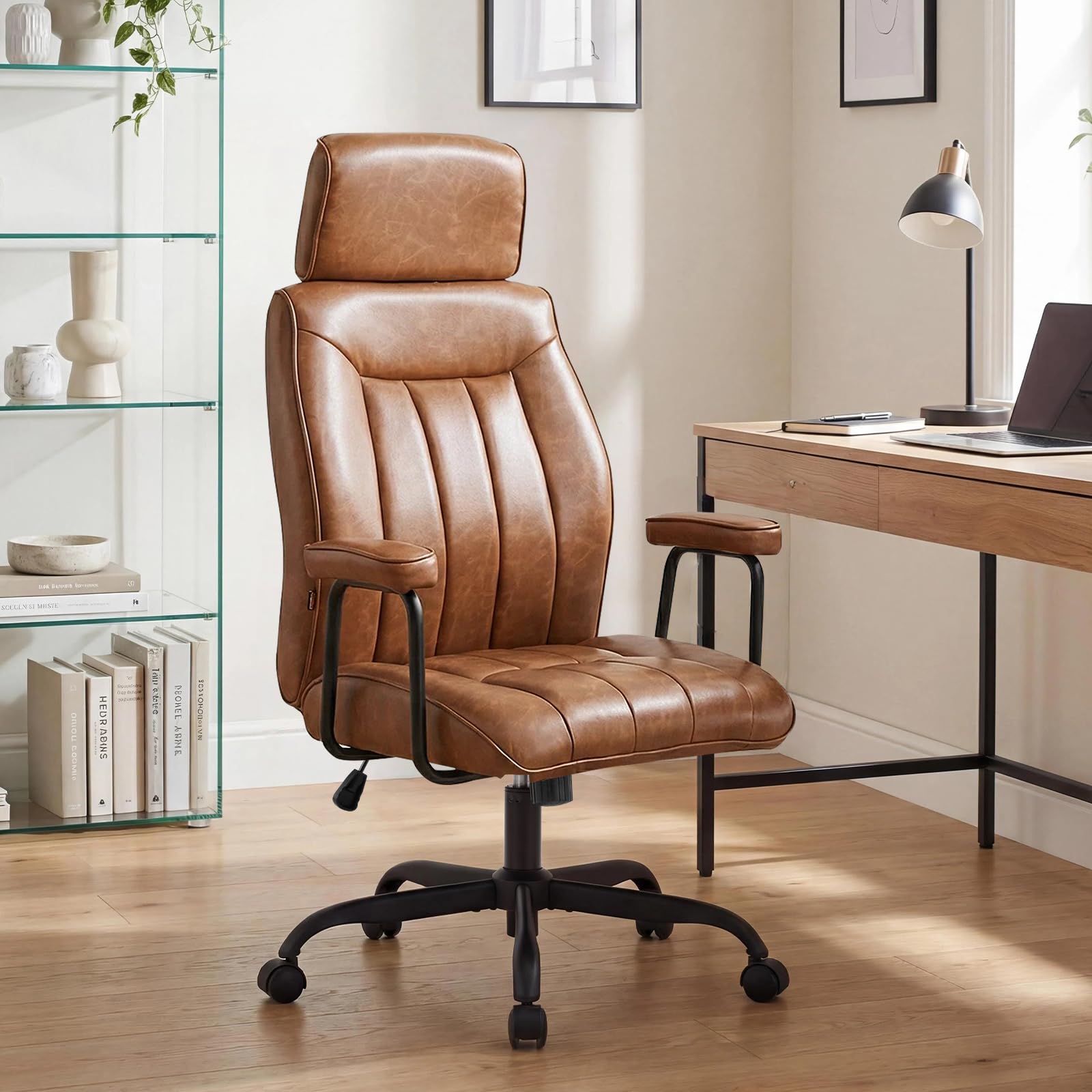 Bürostuhl Ergonomisch, PU Leder Chefsessel mit Verstellbarer Kopfstütze, Schreibtischstuhl mit Gepolsterter Armlehnen und Höhenverstellbar, Neigefunktion, Drehstuhl Mit Rollen, Braun