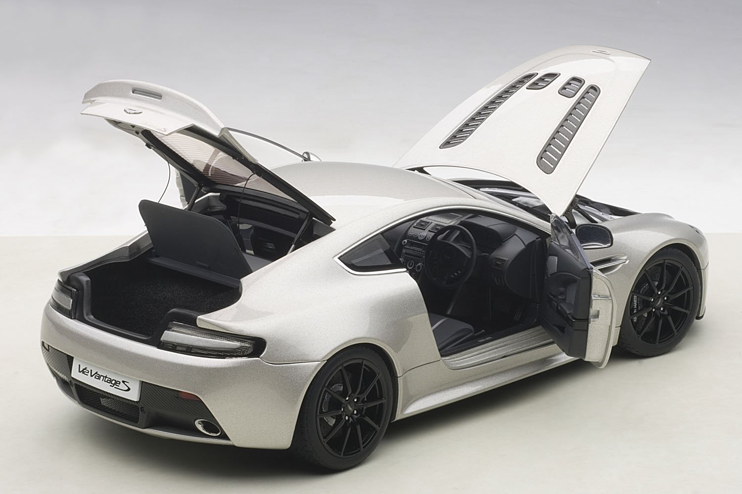 Amazon | AUTOart 1/18 アストンマーチン V12 ヴァンテージ S 2015