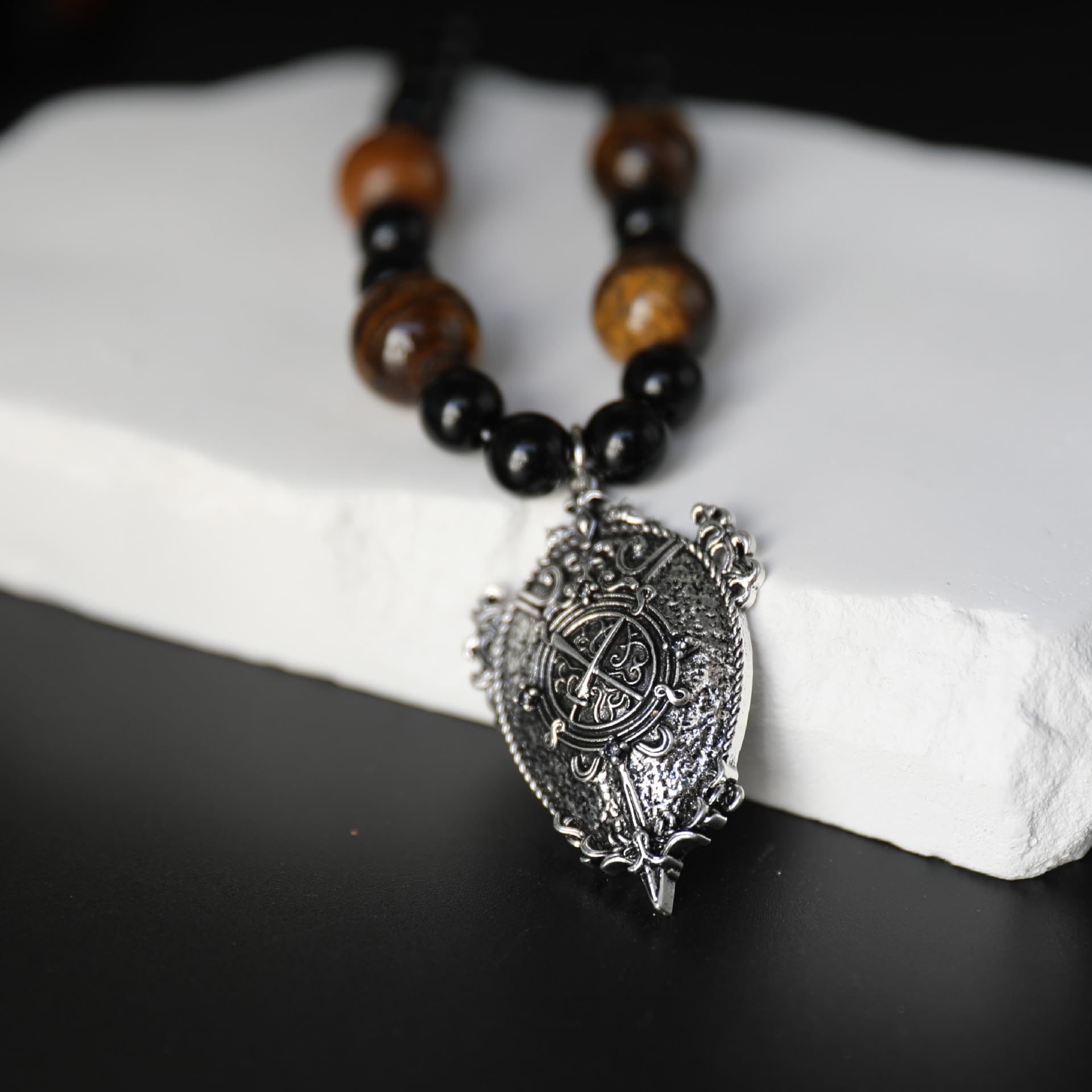 Amazon.co.jp: エルデンリング カーリアの徽章 ネックレス 個性的 金属